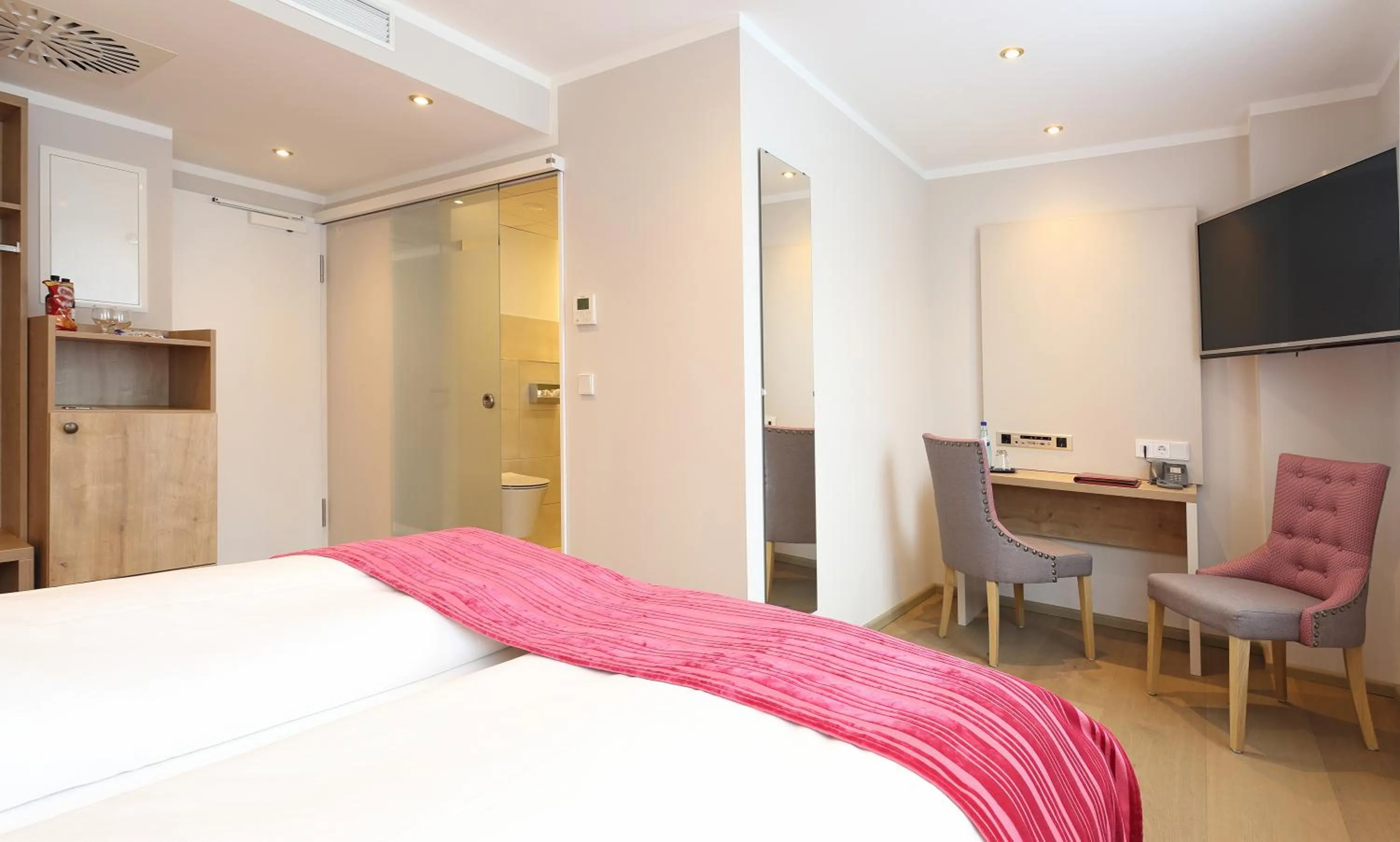 Bathroom, Bed in Marburger Hof