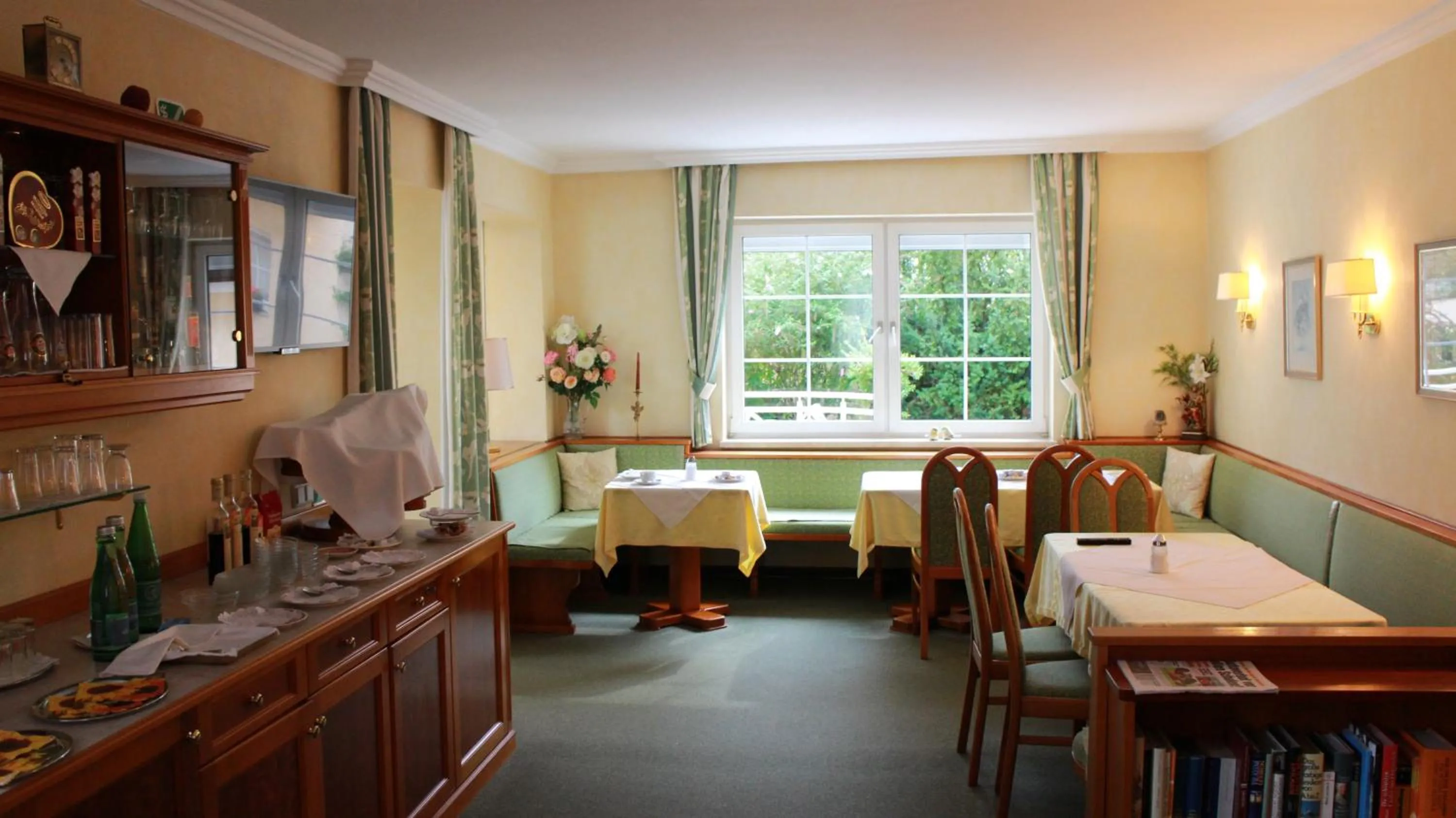 Restaurant/places to eat in Hotel Josefa