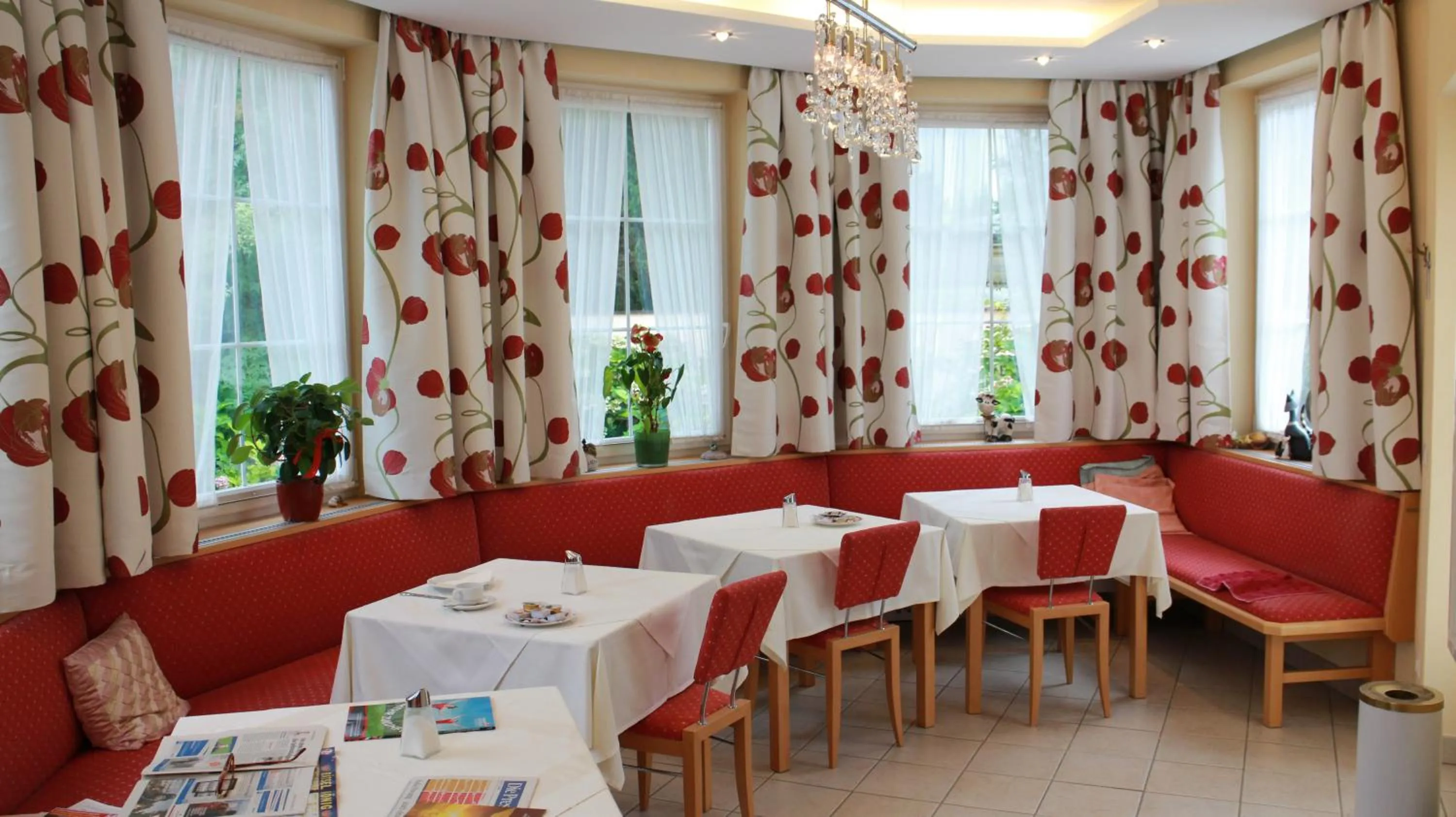Restaurant/places to eat in Hotel Josefa