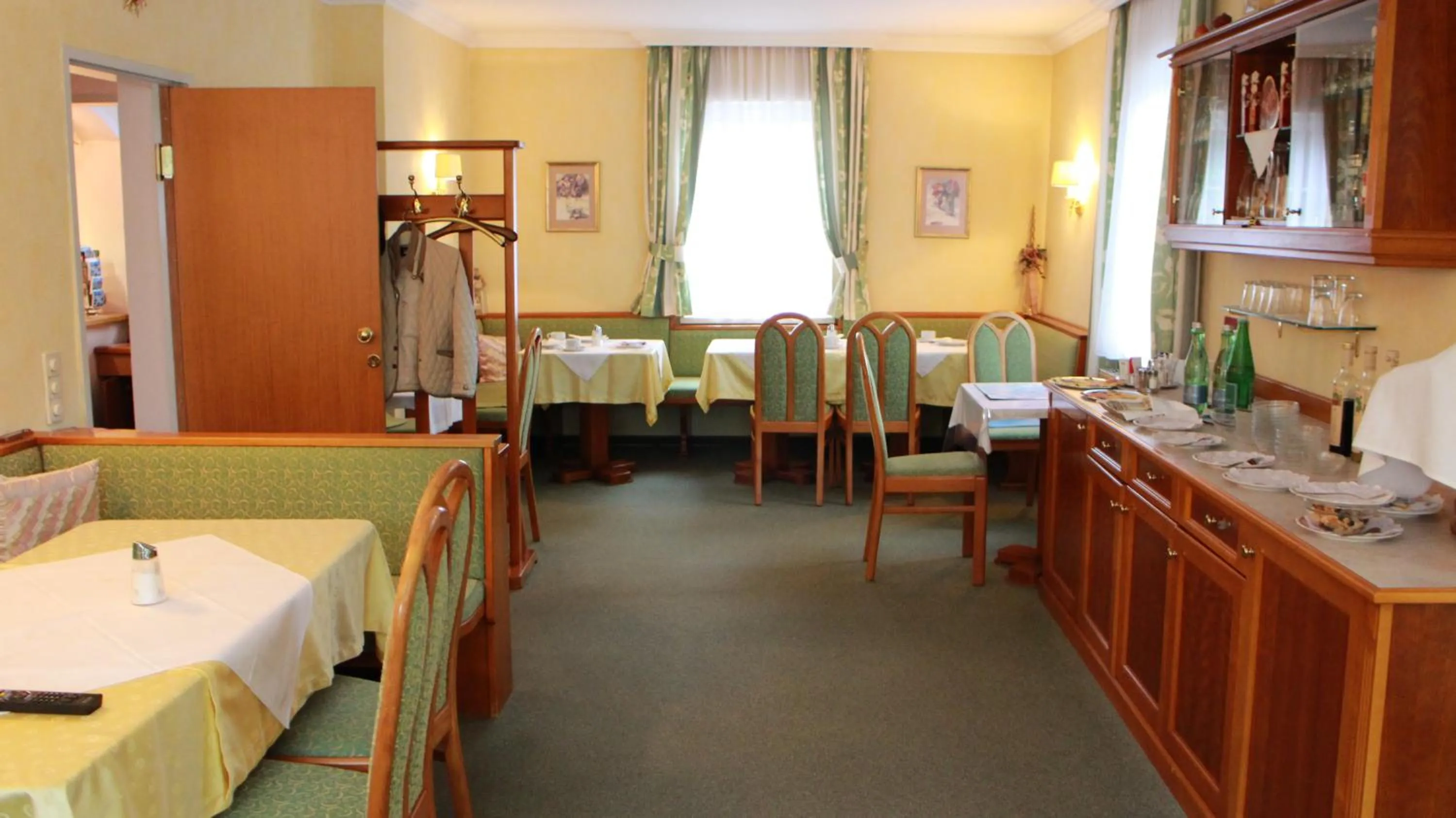 Restaurant/places to eat in Hotel Josefa