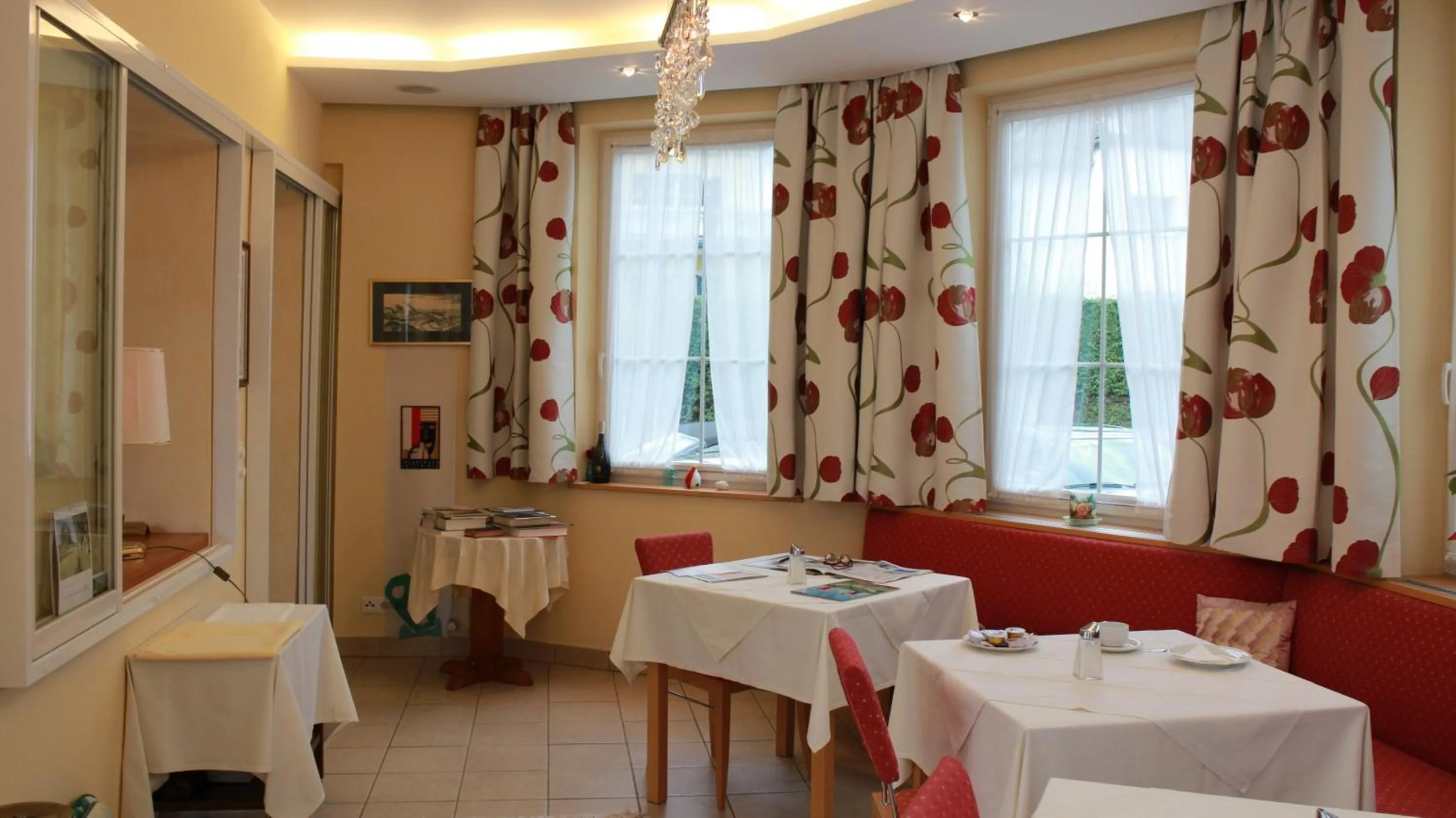 Restaurant/places to eat in Hotel Josefa
