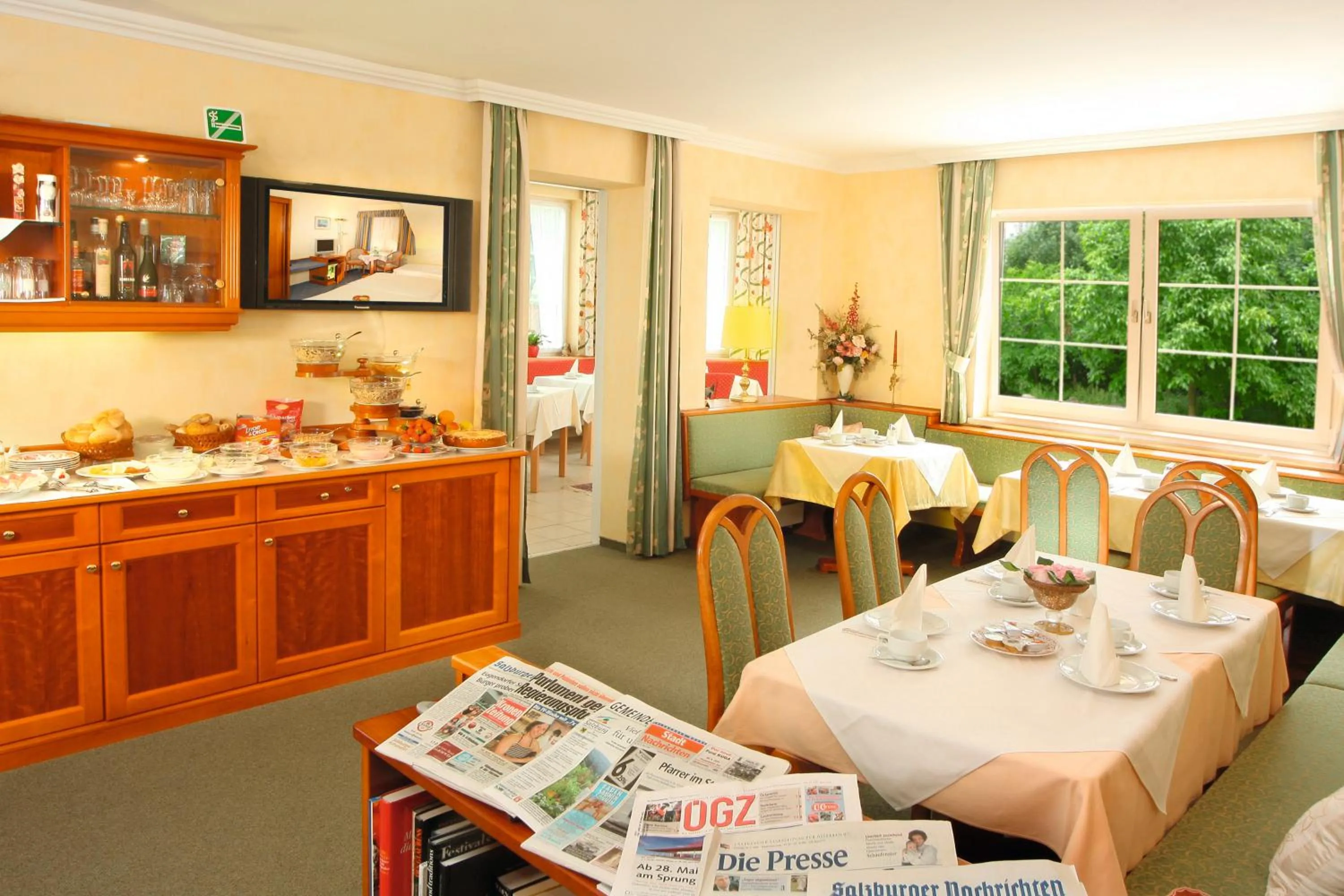 Restaurant/places to eat in Hotel Josefa