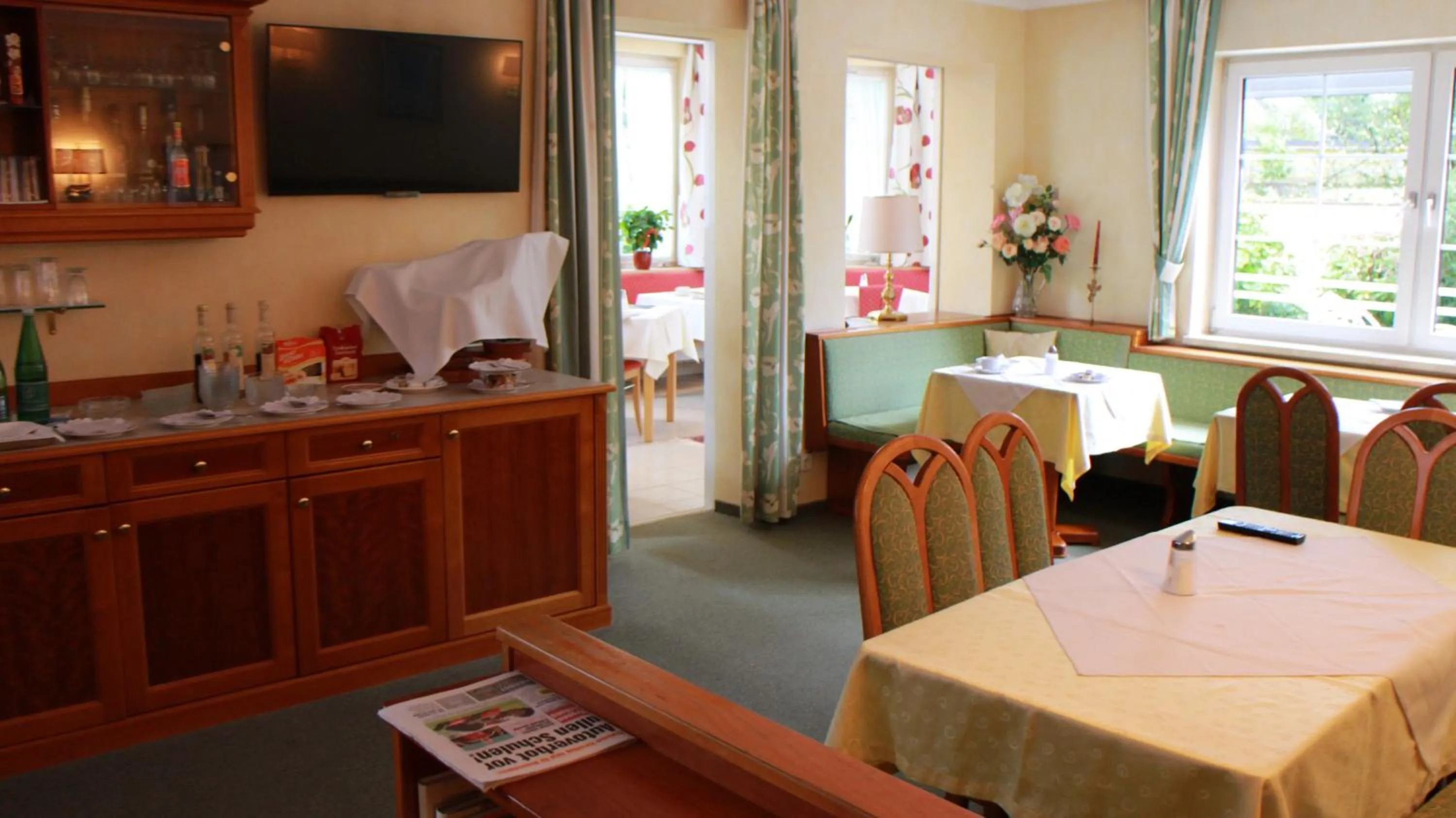 Restaurant/places to eat in Hotel Josefa