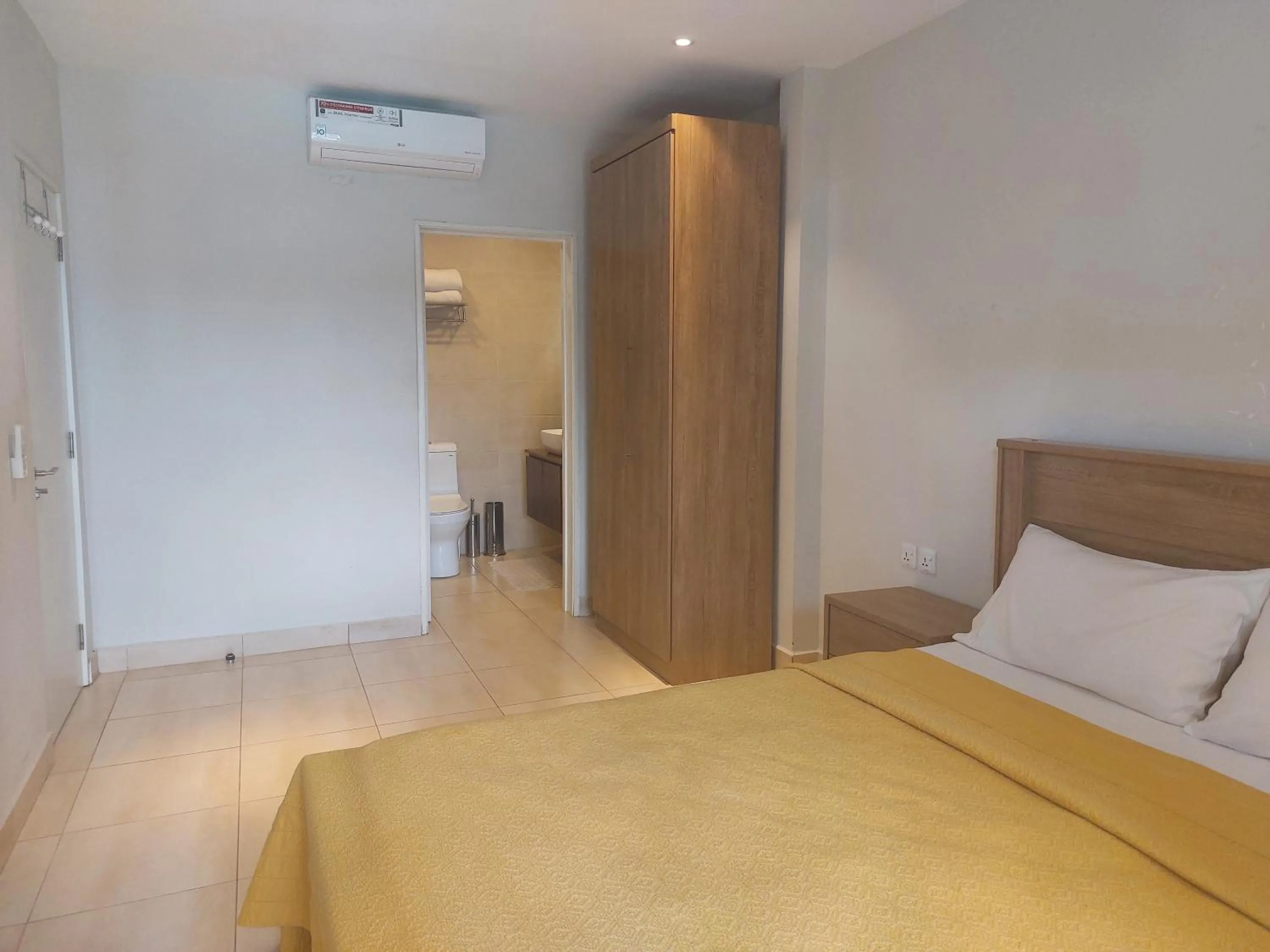 Bedroom, Bed in Forest View Apartments