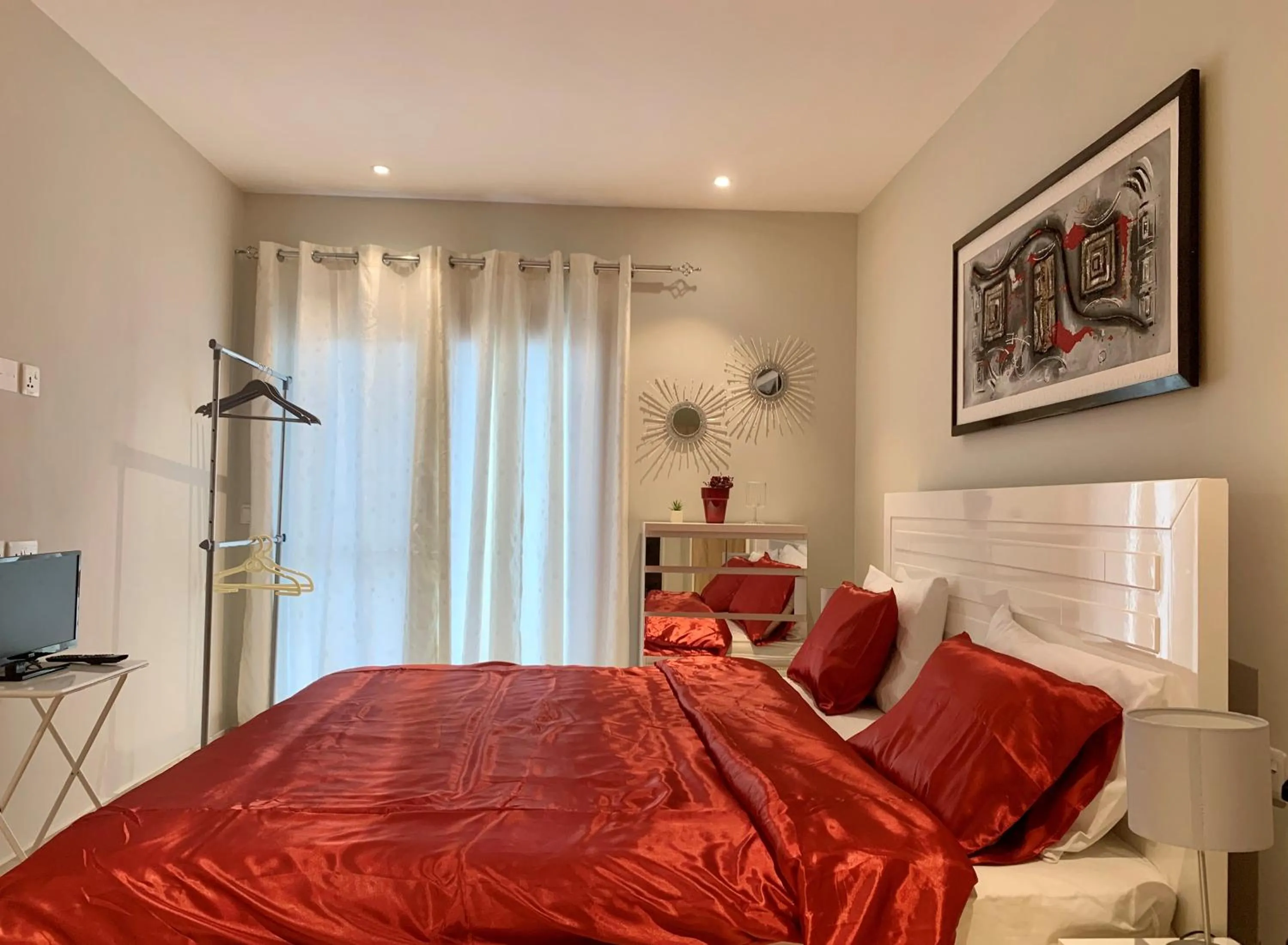 Bedroom, Bed in Forest View Apartments