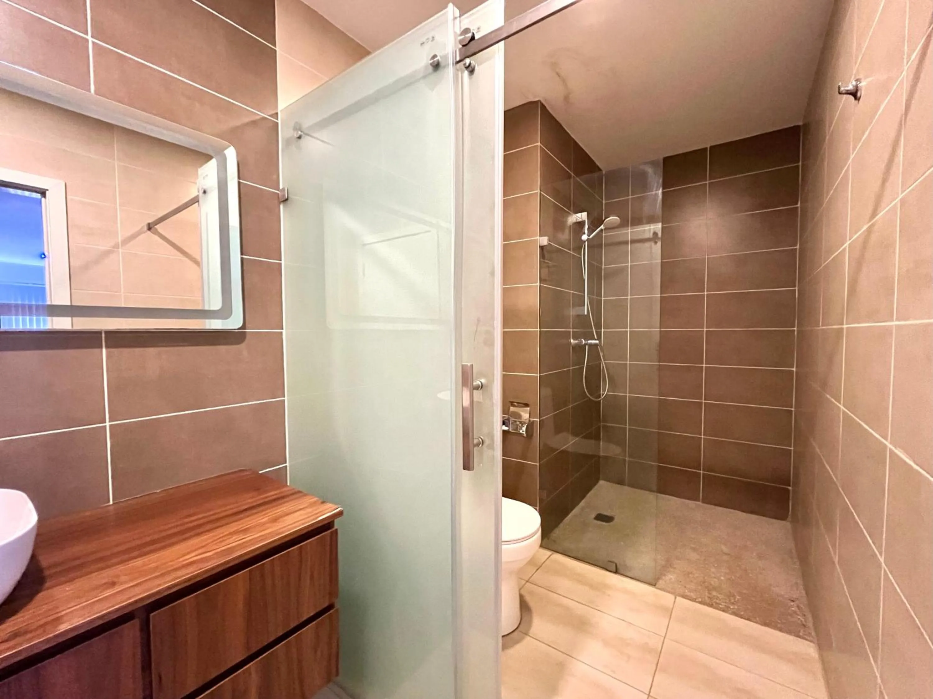 Shower in Forest View Apartments