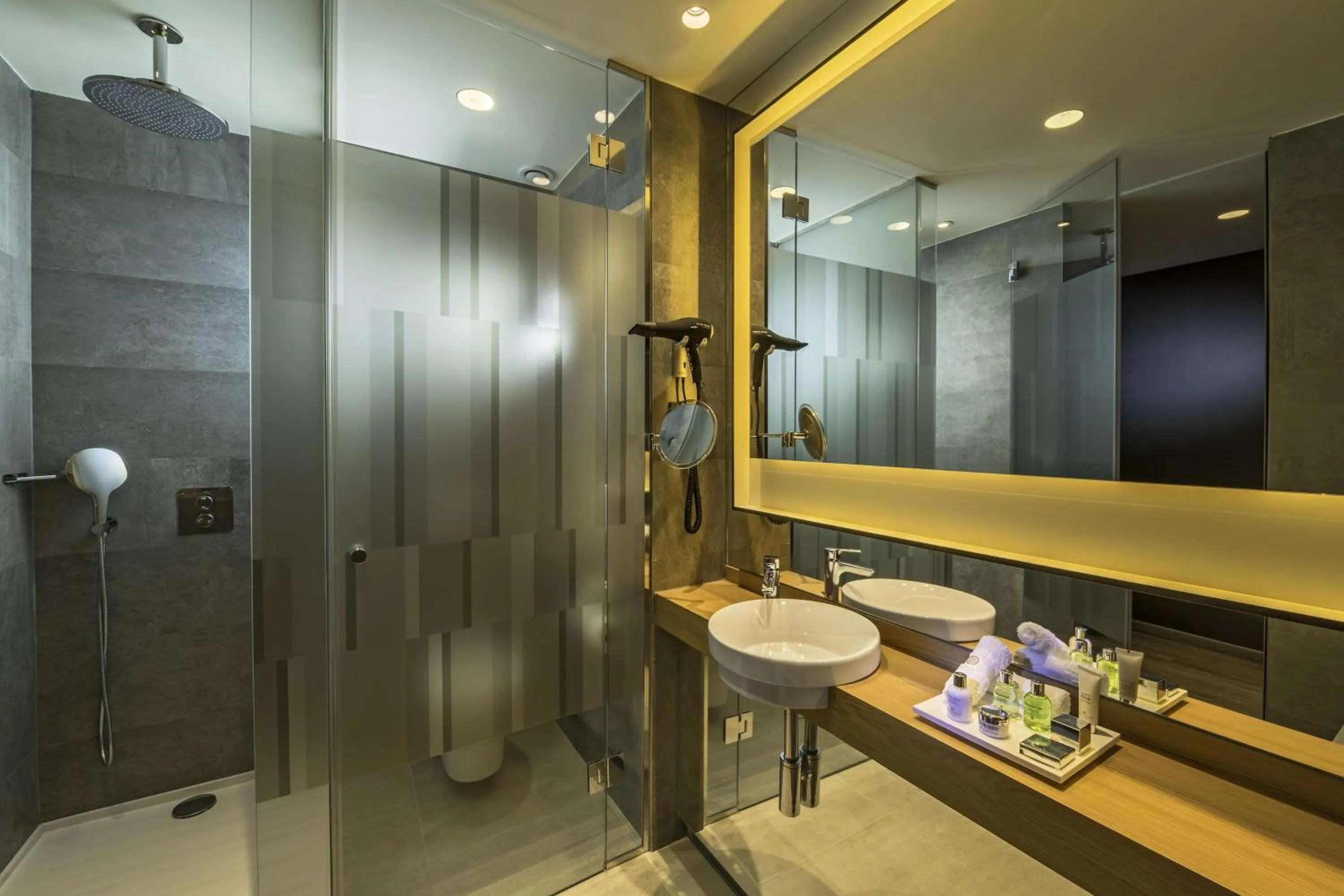 Bathroom in NH Collection Madrid Suecia