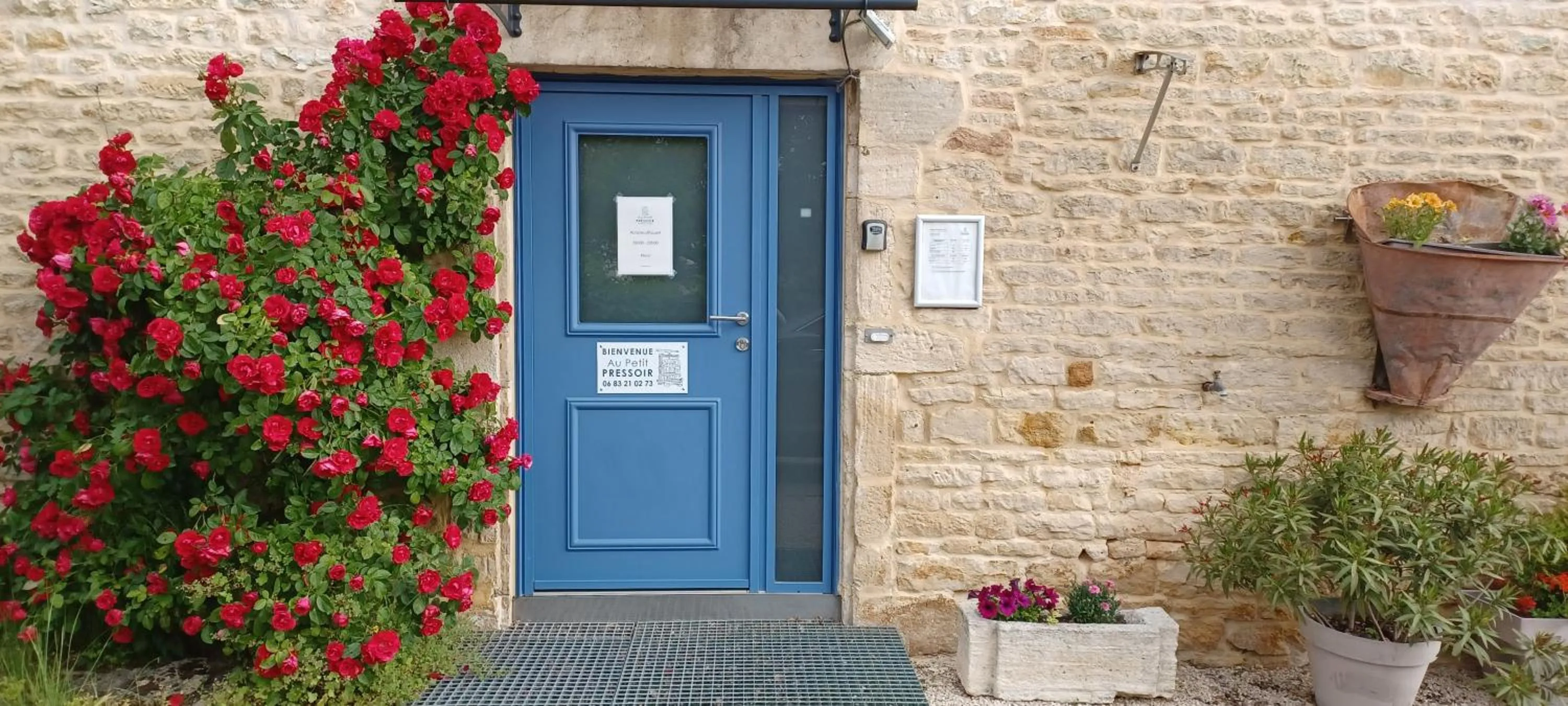Facade/entrance in Au Petit Pressoir