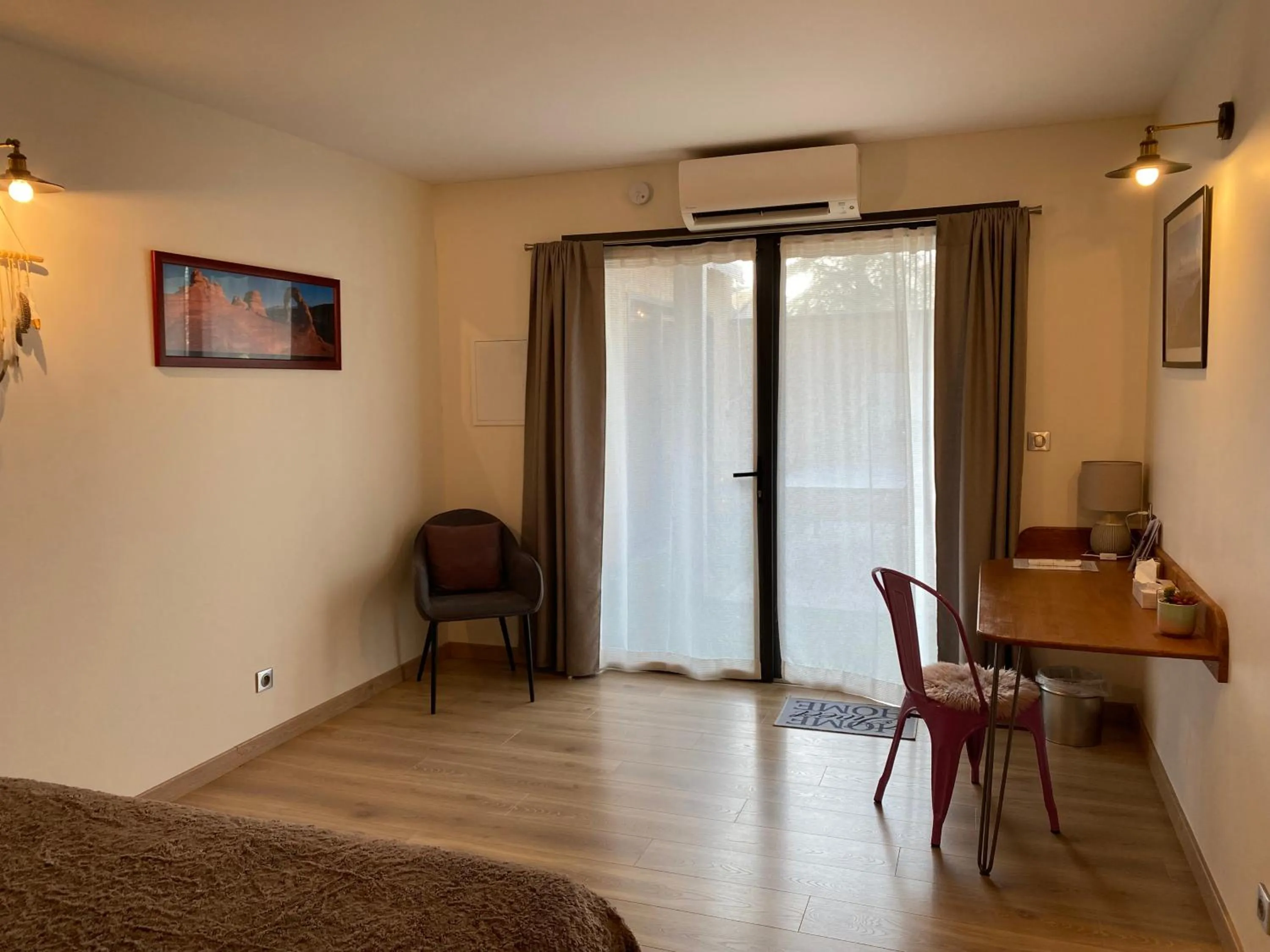 Seating area, Bed in Au Petit Pressoir