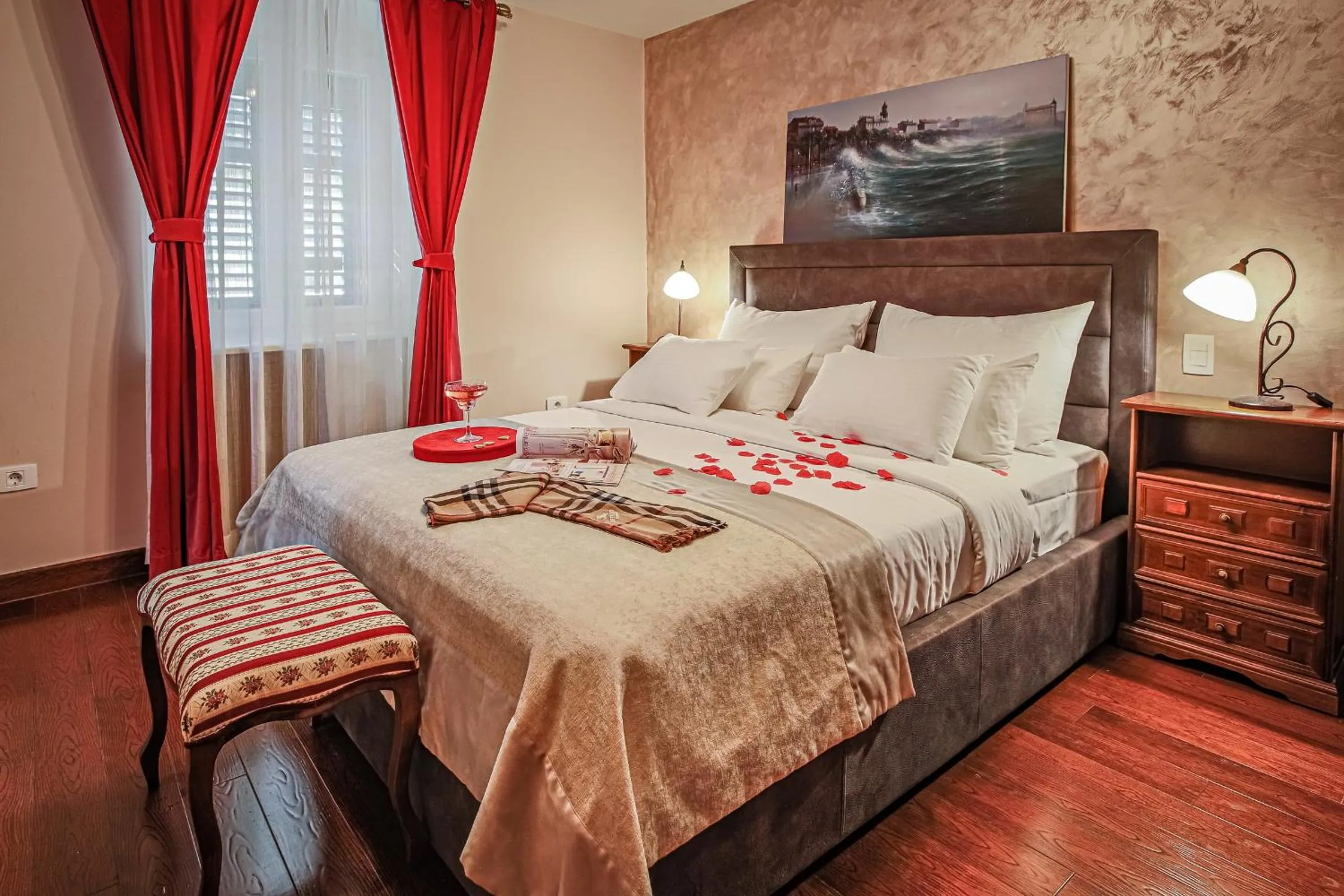 Photo of the whole room, Bed in Theatre luxury rooms