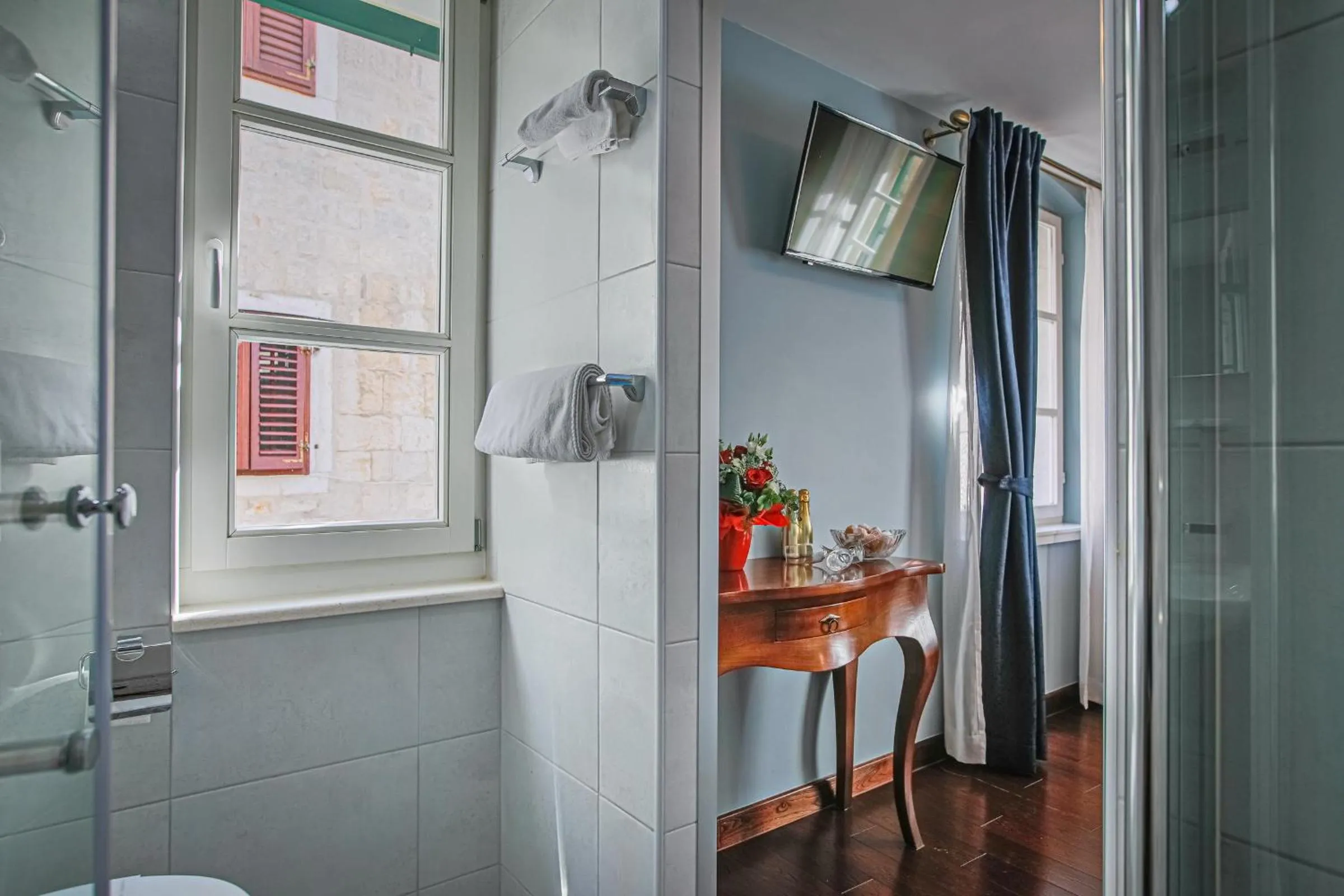 TV and multimedia in Theatre luxury rooms