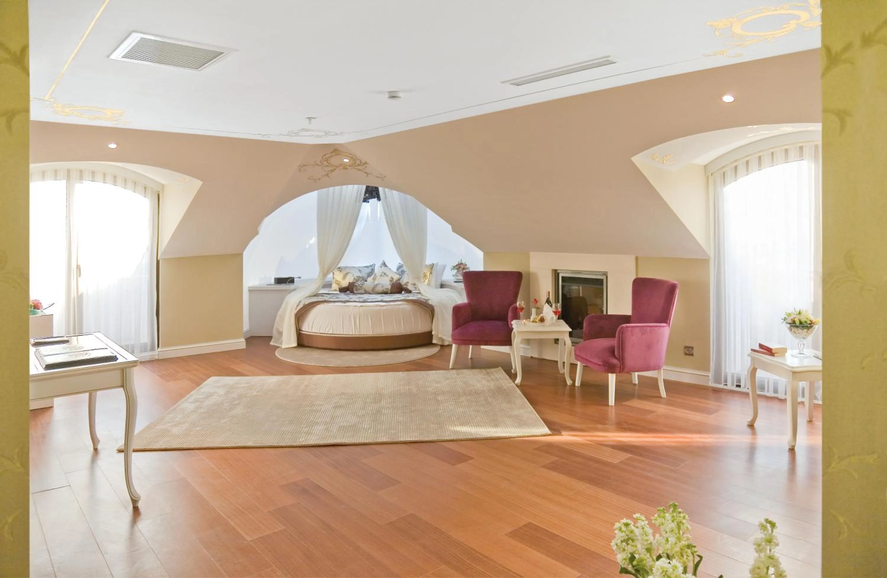 Bathroom, Bed in Hurry Inn Merter Istanbul