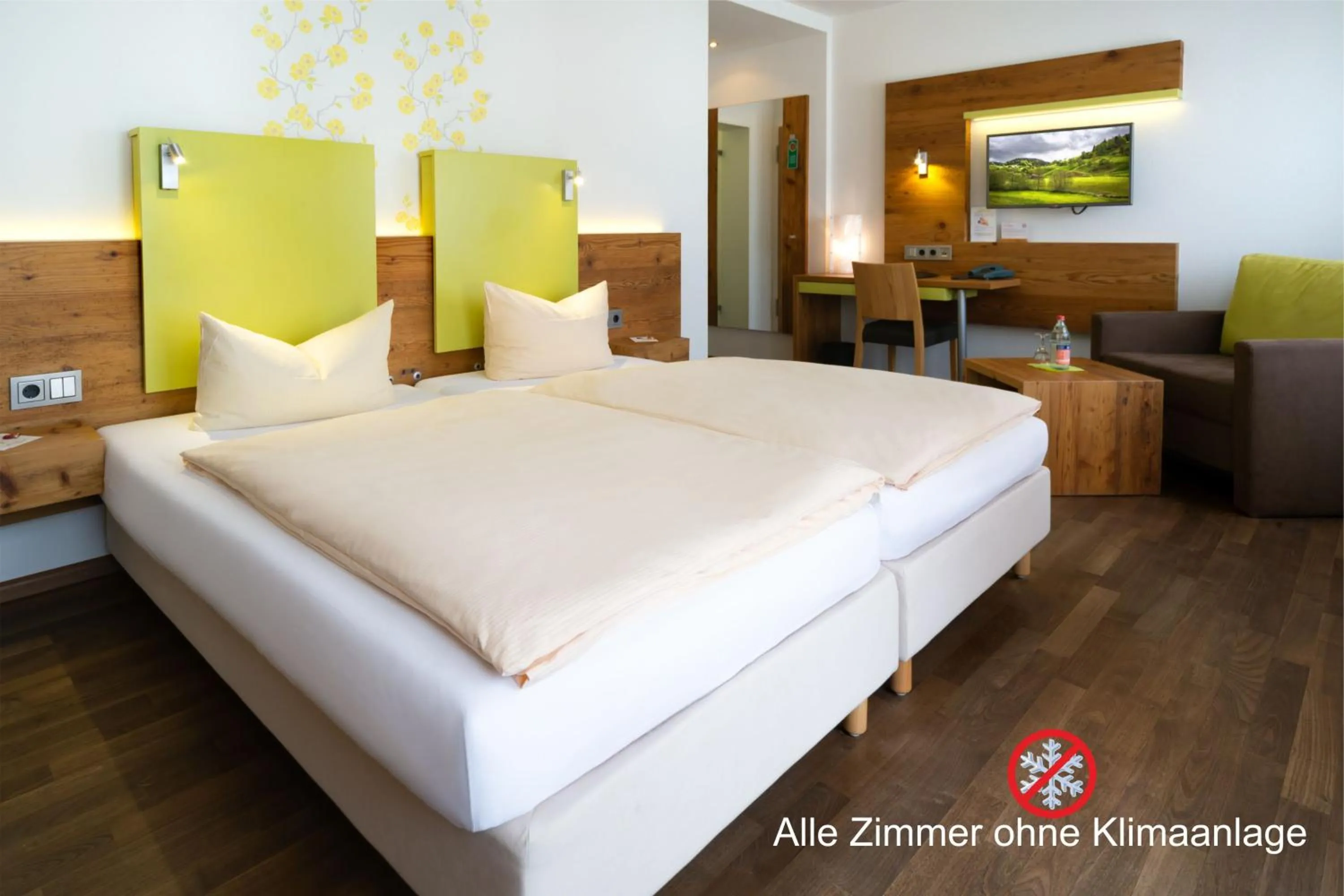 Photo of the whole room, Bed in Hotel-Restaurant Bierhäusle