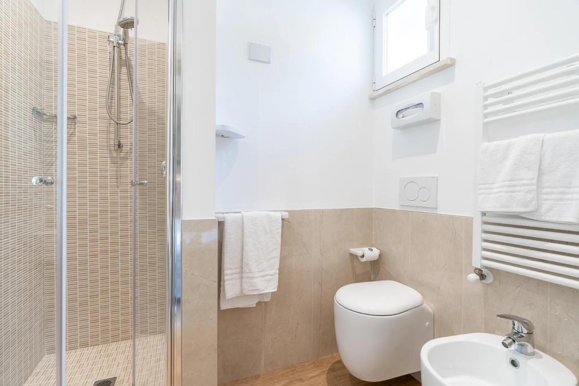 Shower in Hotel Estense