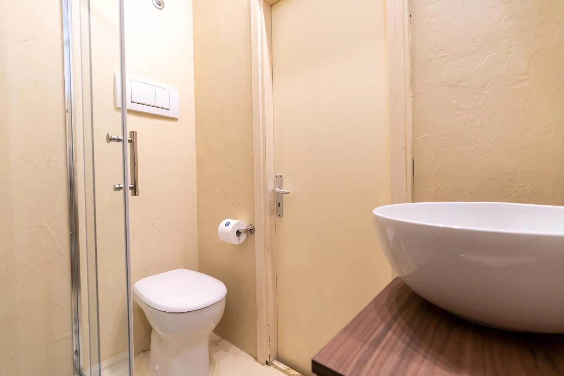 Shower in Hotel Estense