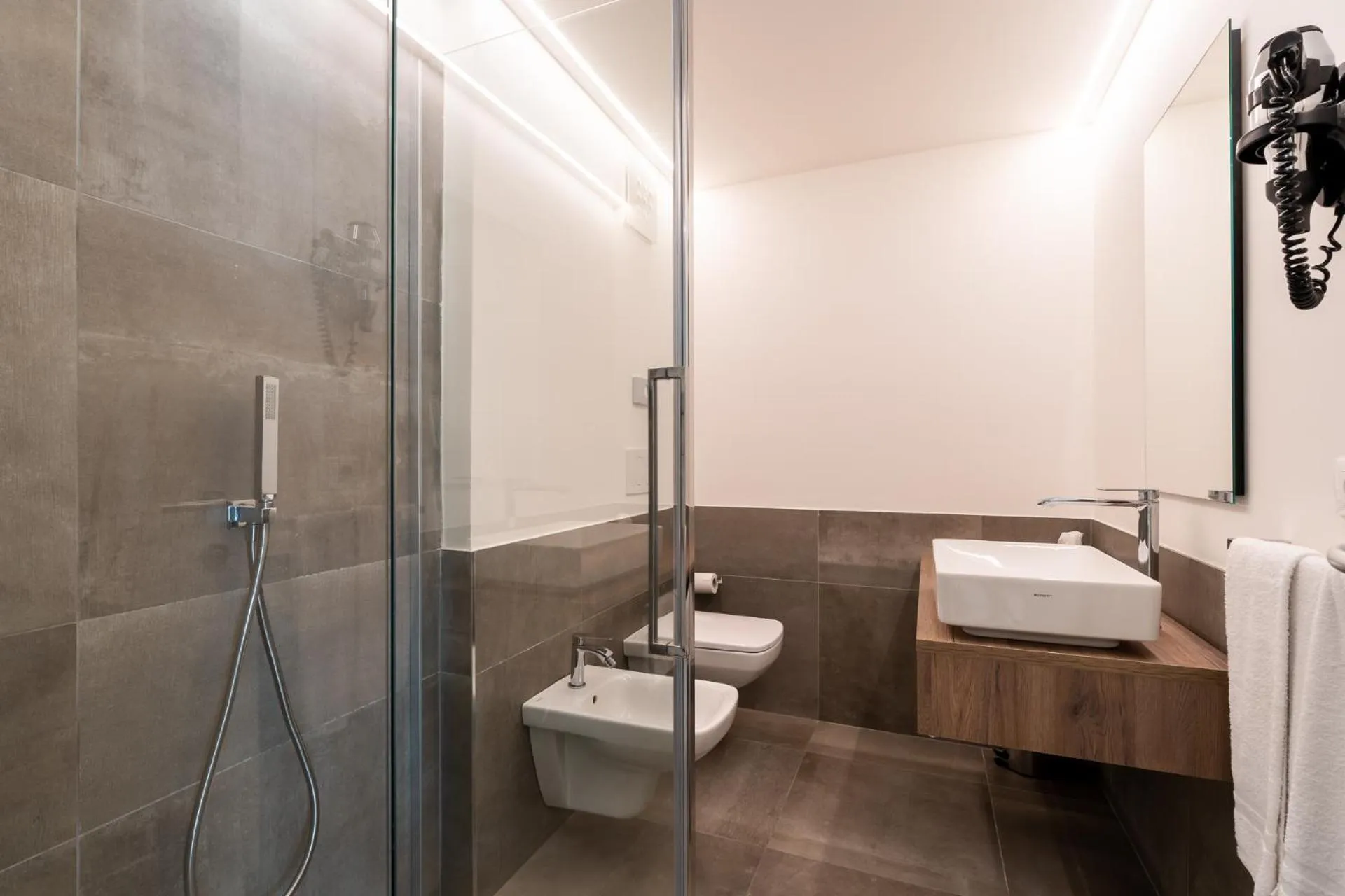 Shower in Hotel Estense