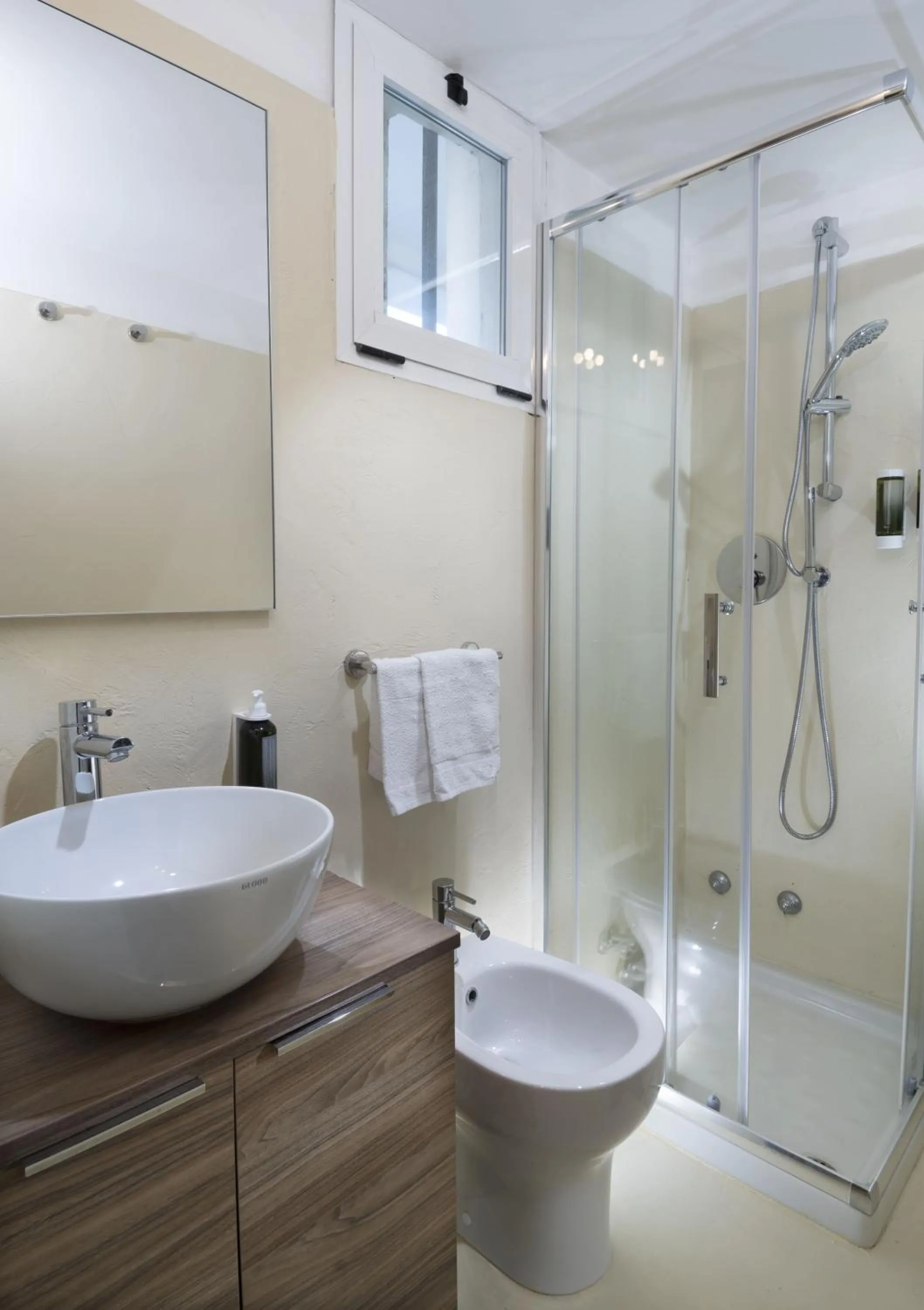 Bathroom in Hotel Estense