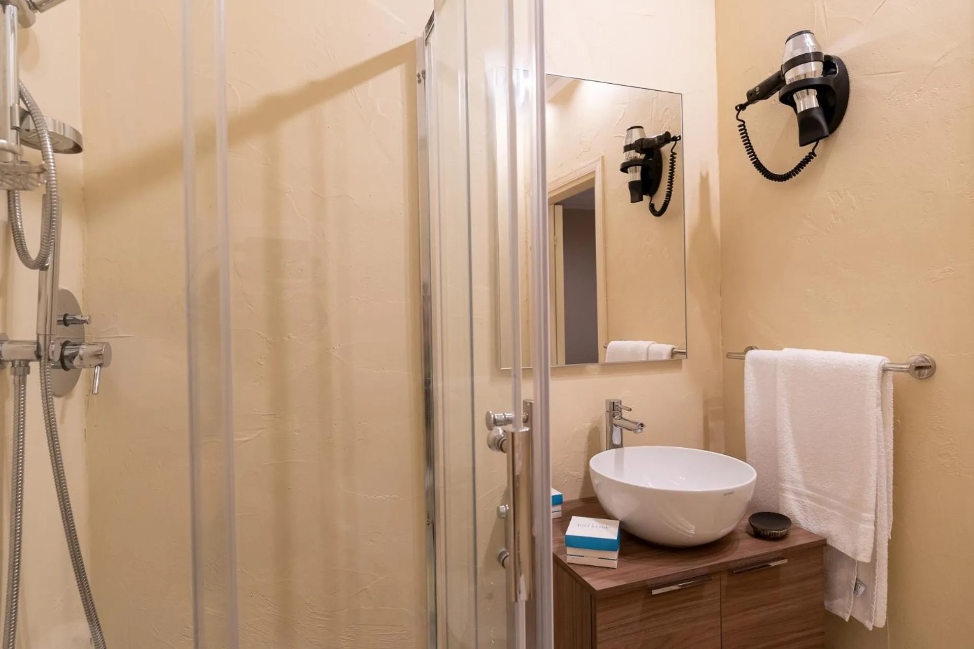 Bathroom in Hotel Estense