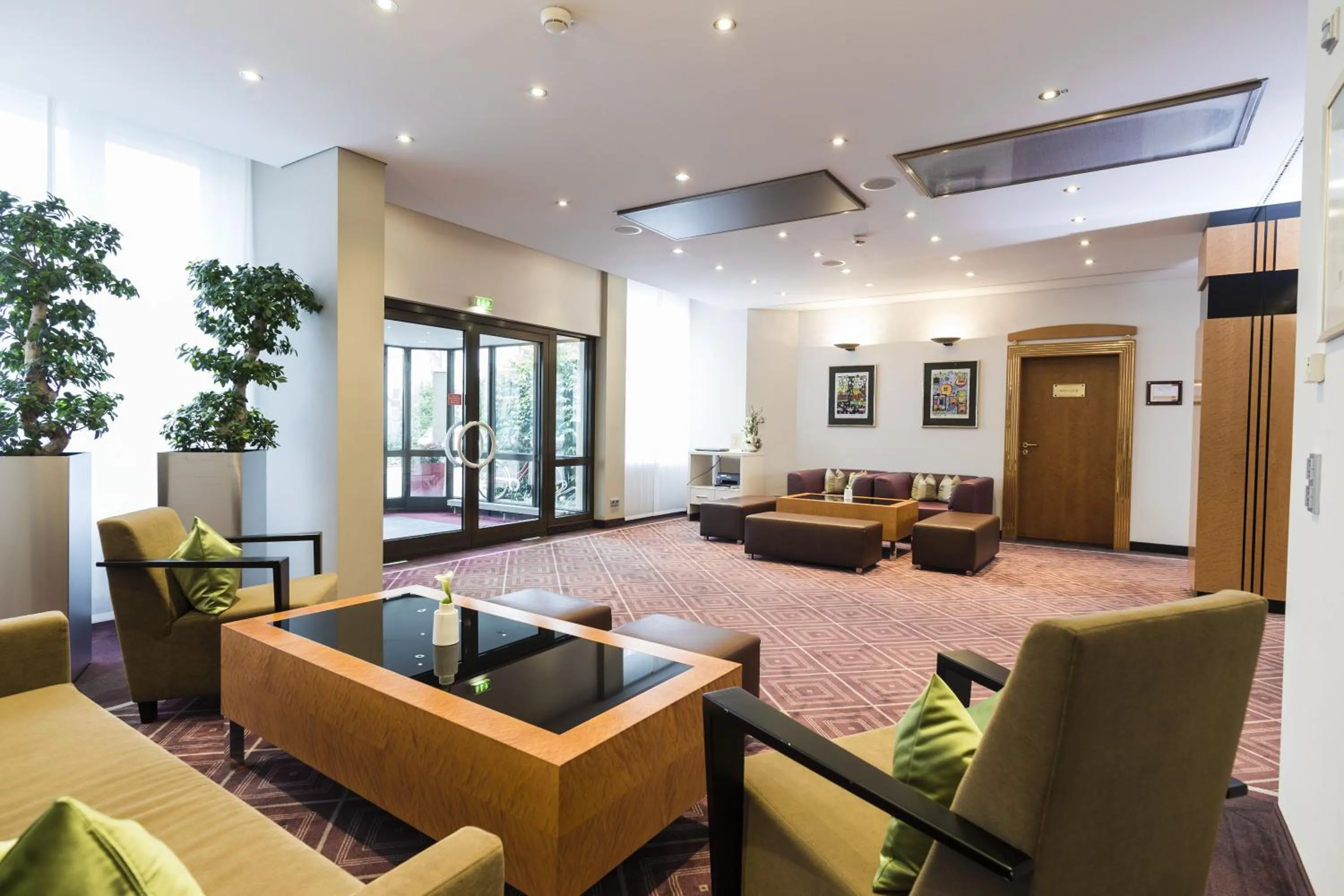 Business facilities in René Bohn