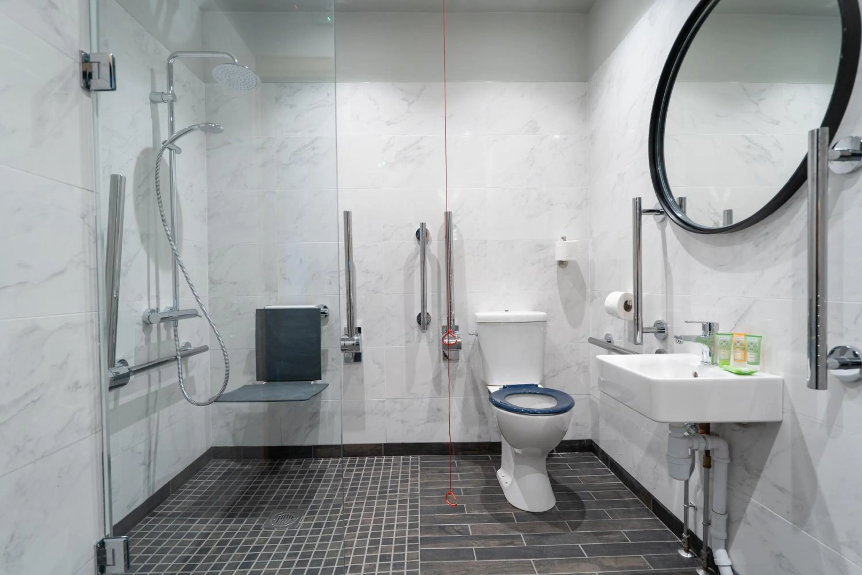 Shower in Hillyard House Hotel