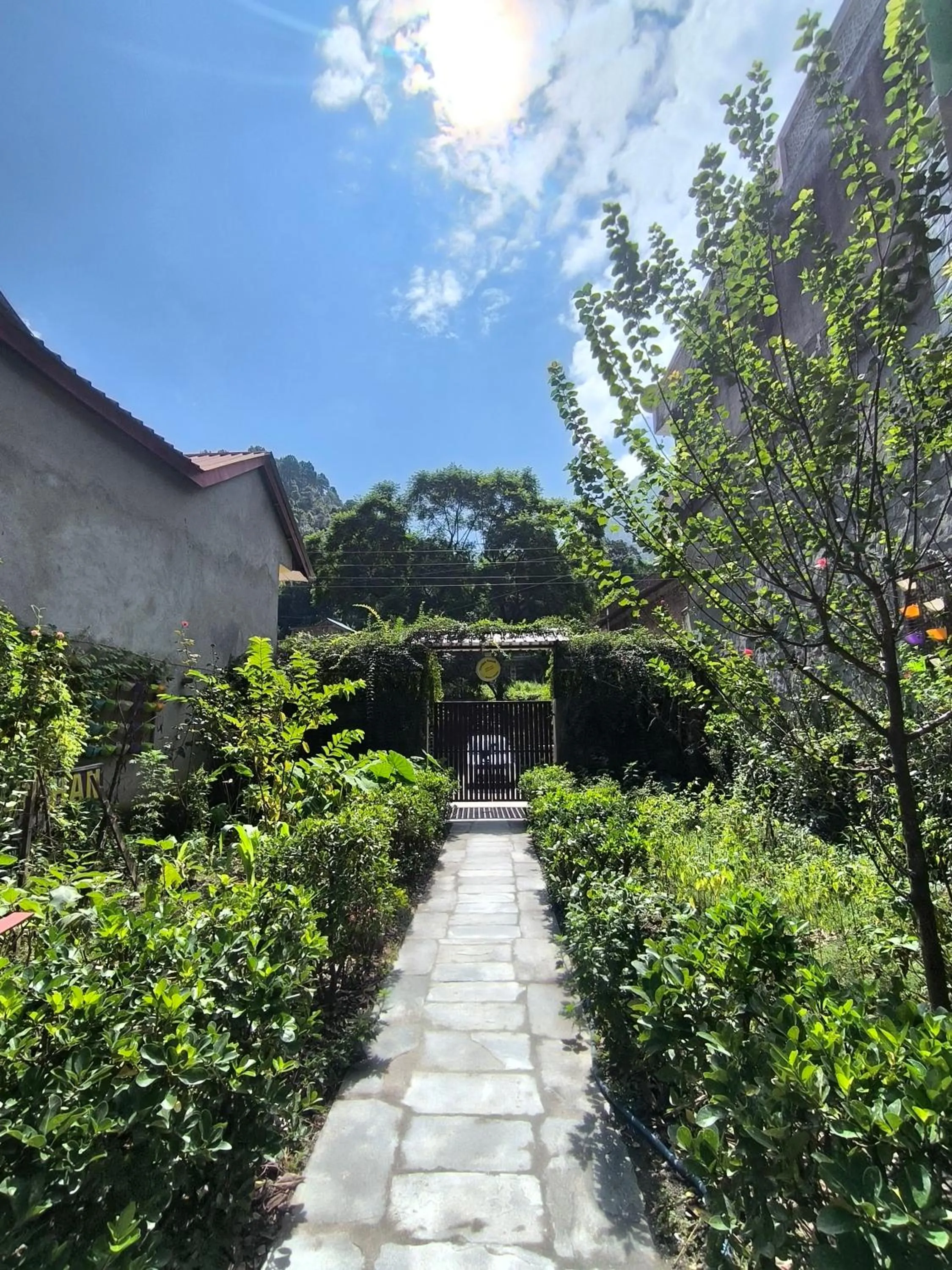 Garden in Tirthan Grand Riverside