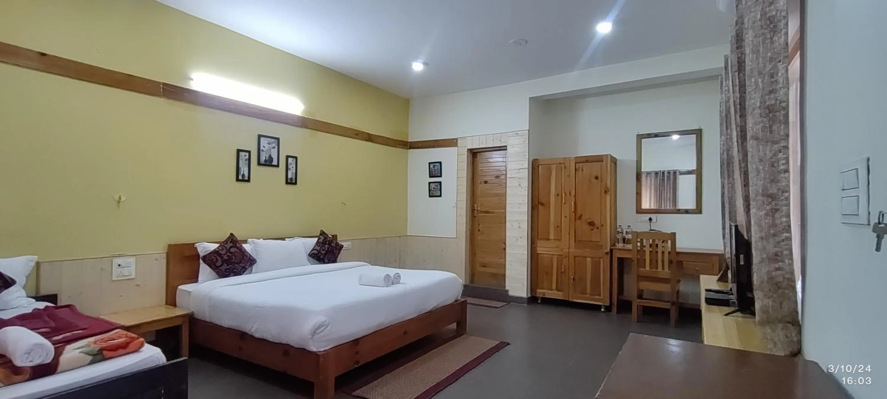 Bed in Tirthan Grand Riverside