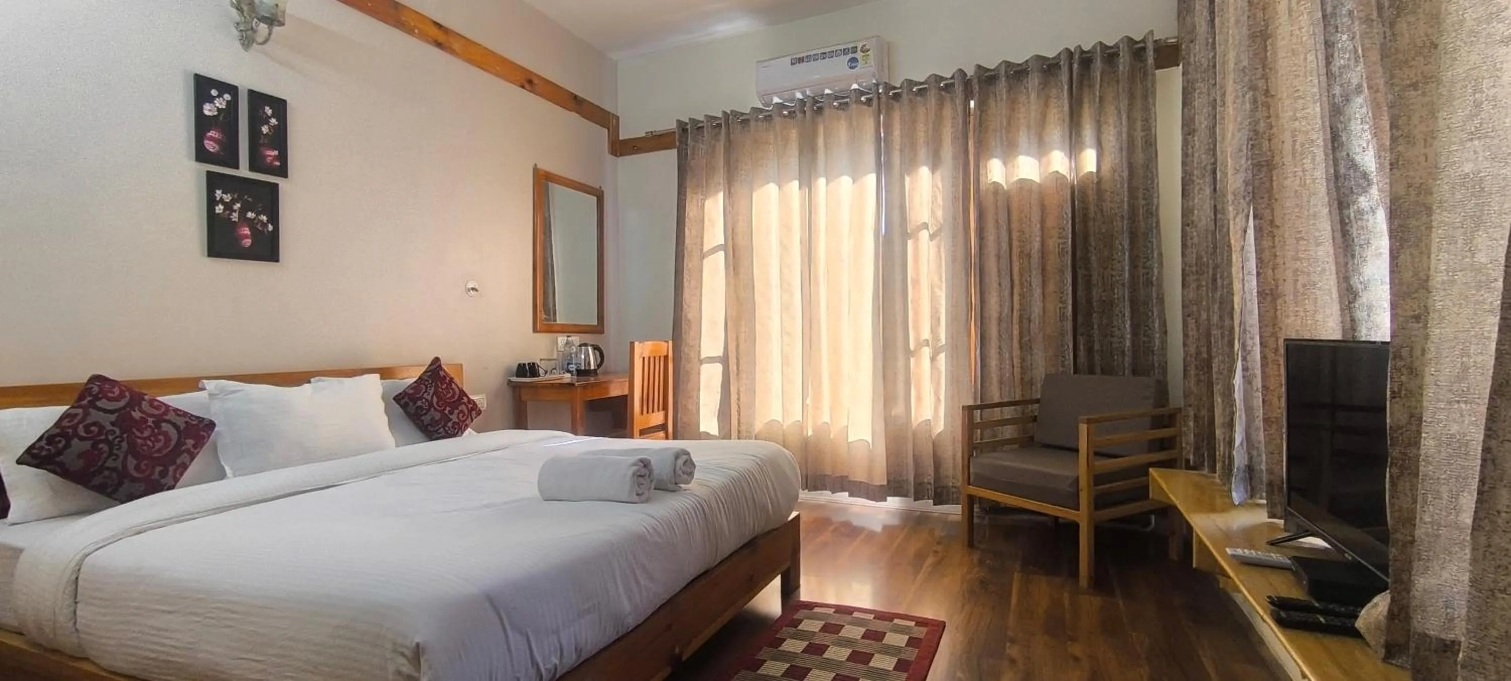 Bed in Tirthan Grand Riverside