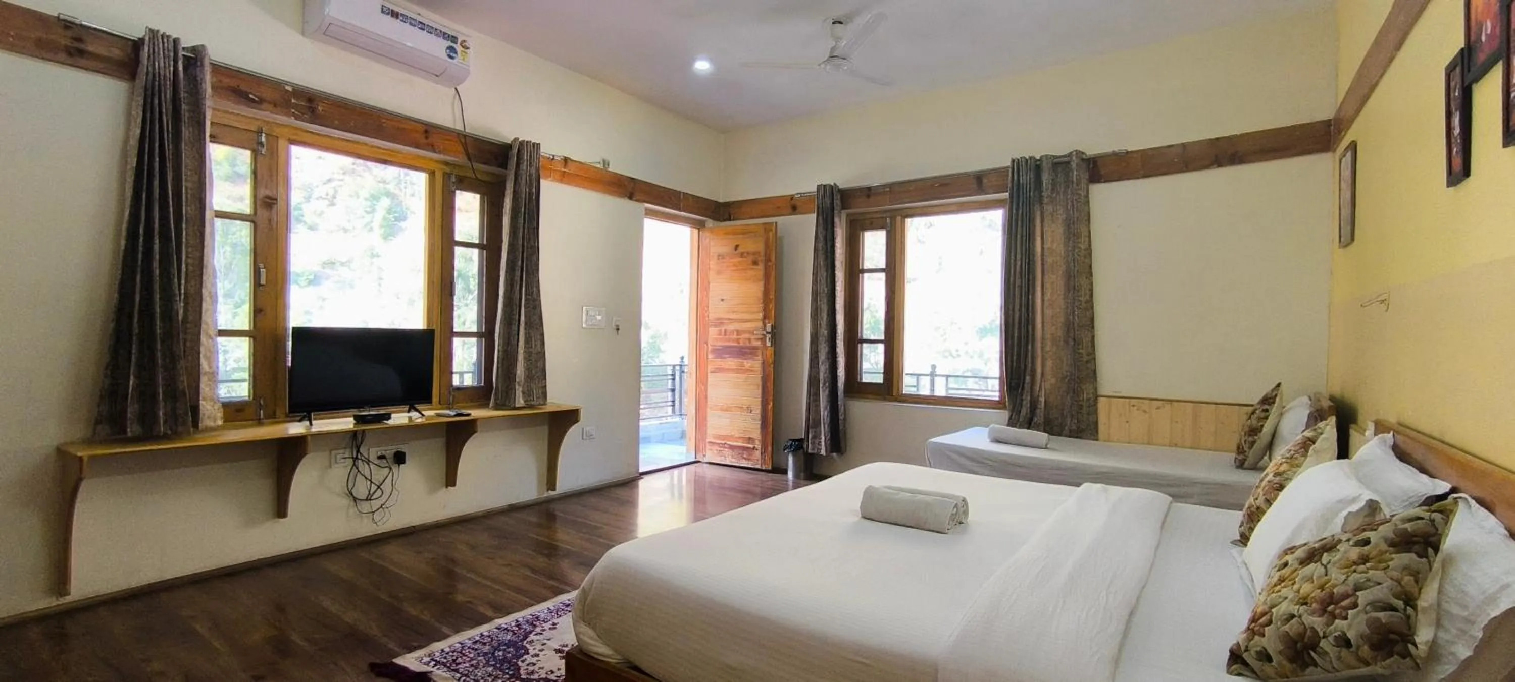 Bed in Tirthan Grand Riverside