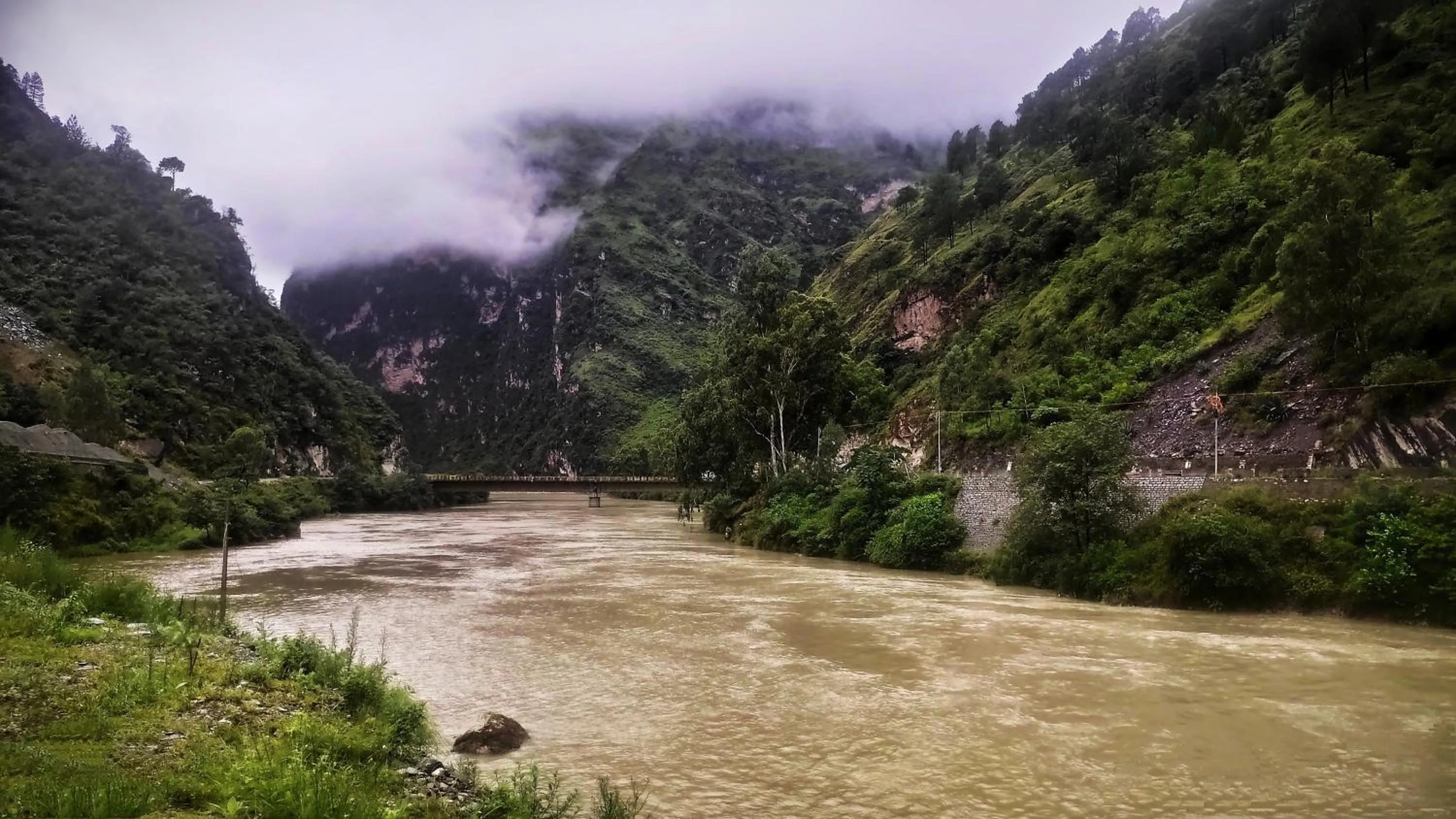 Lake view in Tirthan Grand Riverside