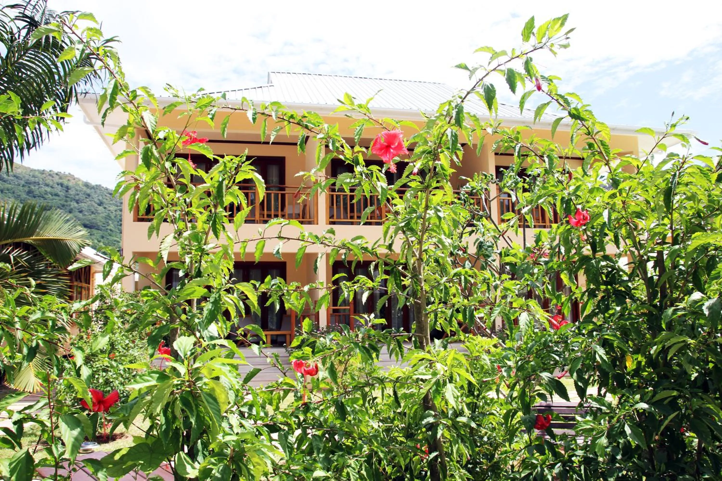 Facade/entrance in Pirogue Lodge