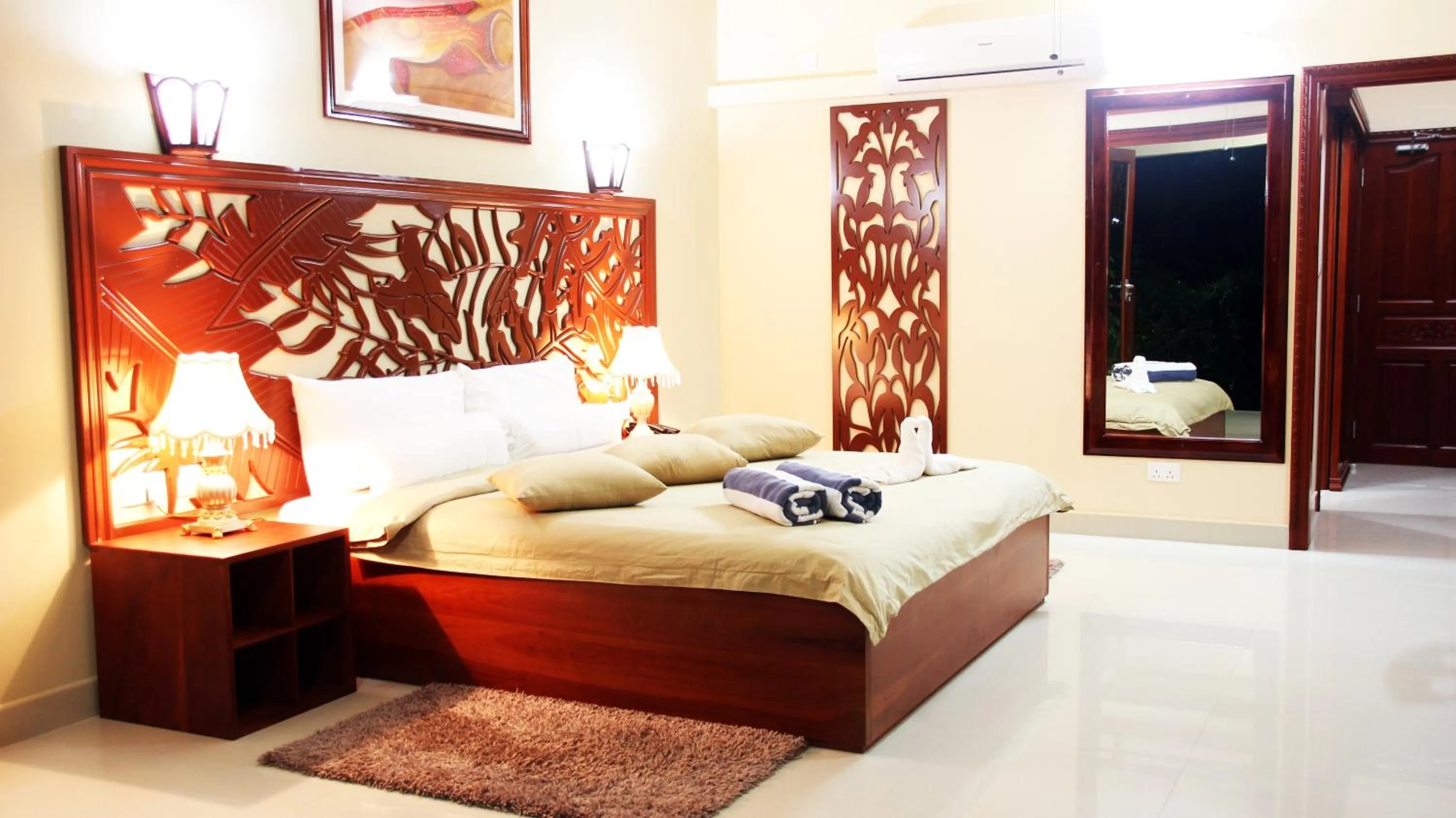 Bed in Pirogue Lodge