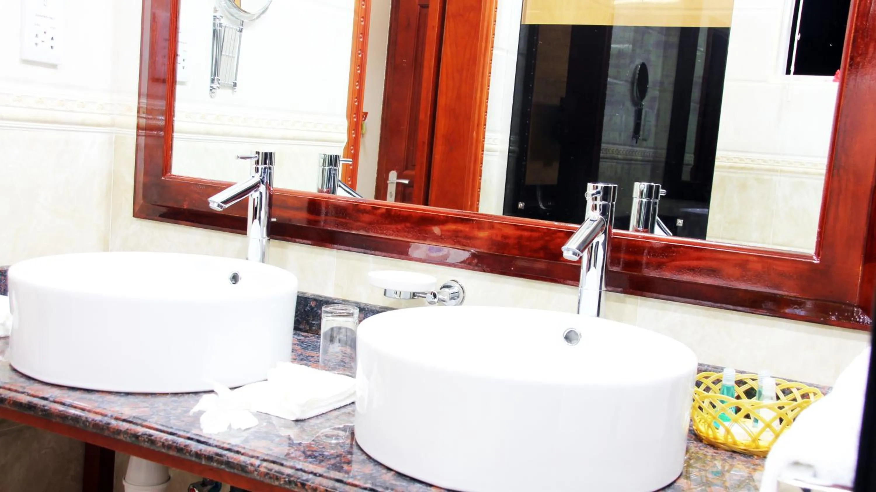 Bathroom in Pirogue Lodge