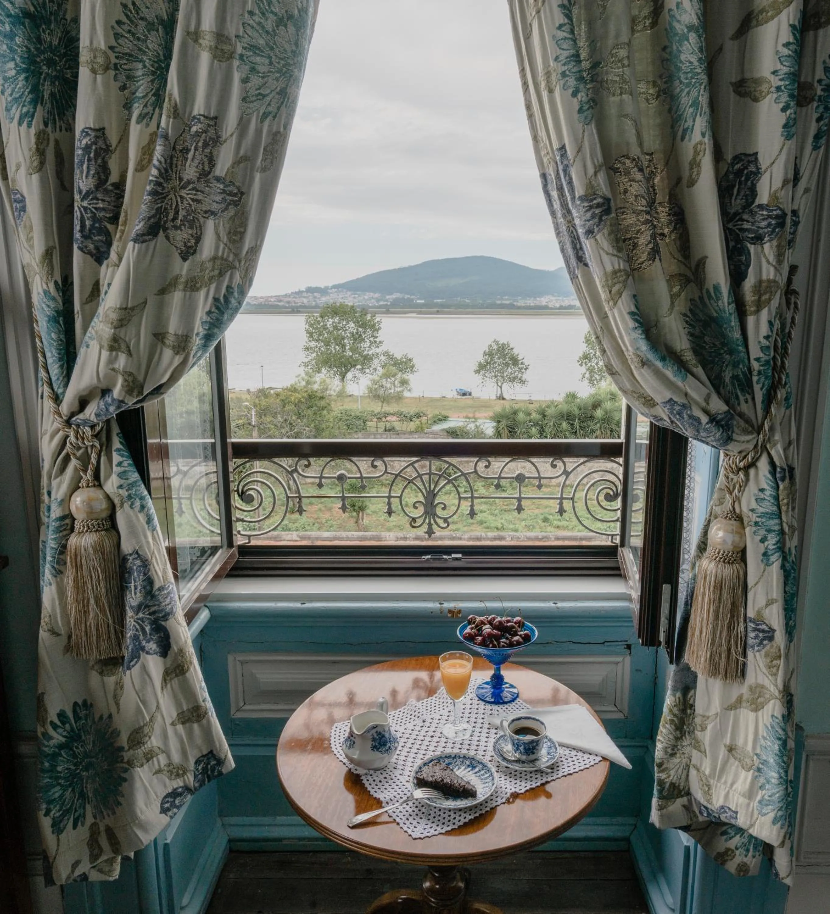 Deluxe Suite with Sea View in Palacete Villa Idalina