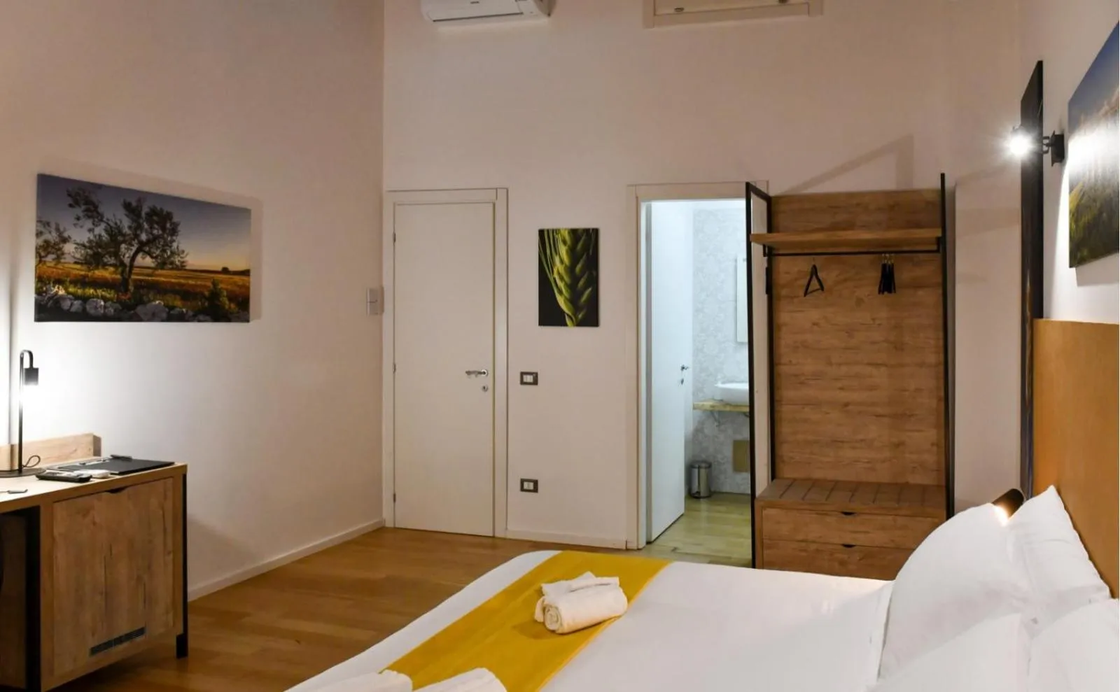 Photo of the whole room, Bed in Ballarooms B&B Palermo Centro