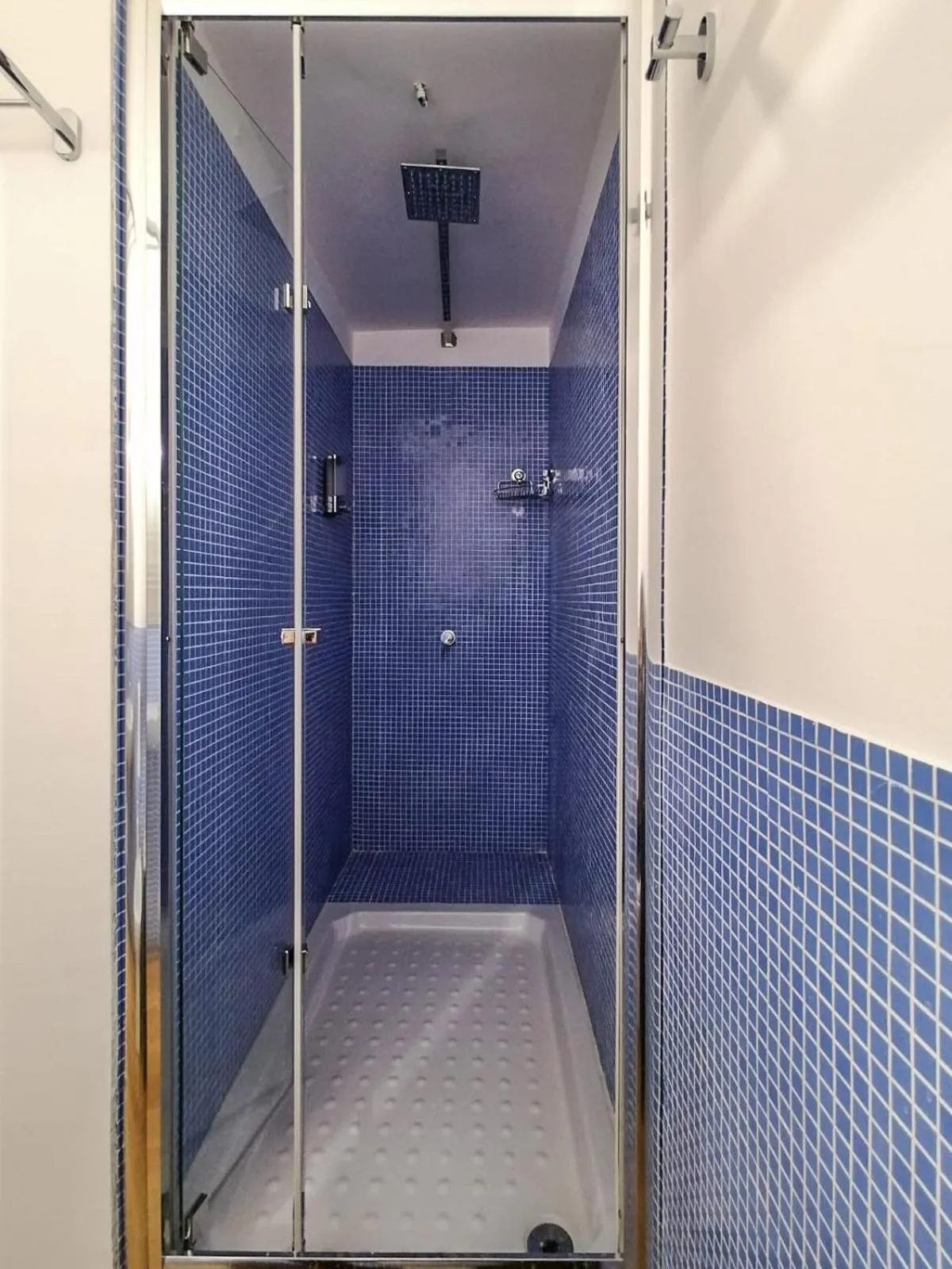 Shower in Ballarooms B&B Palermo Centro