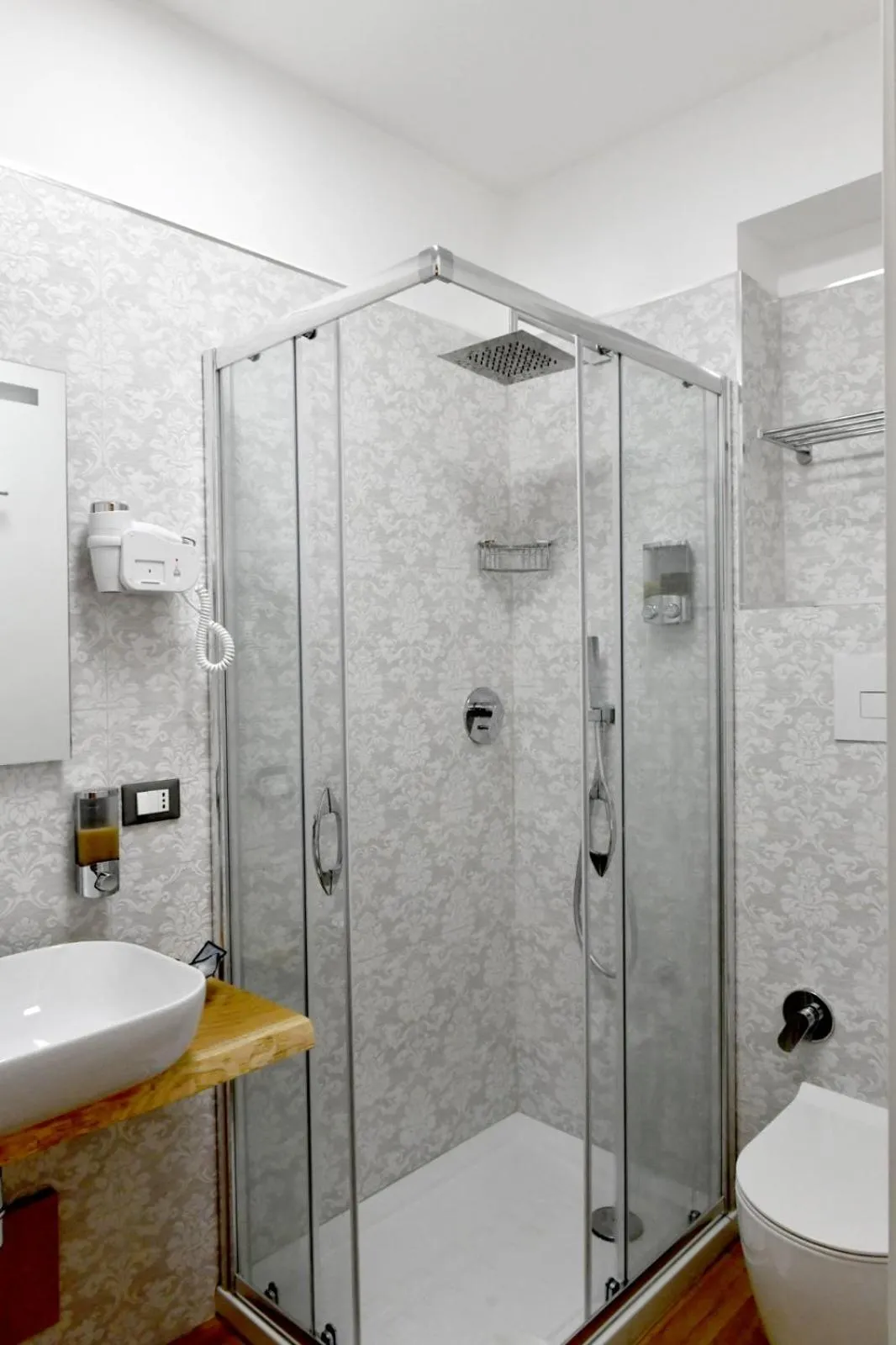 Shower in Ballarooms B&B Palermo Centro