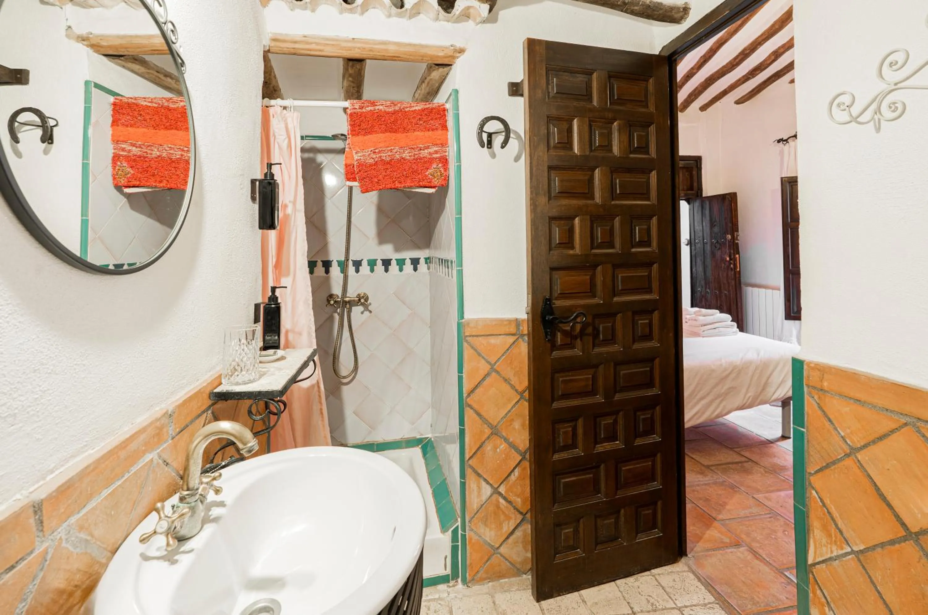 Bathroom, Bed in Hotel Rural Alqueria de los lentos