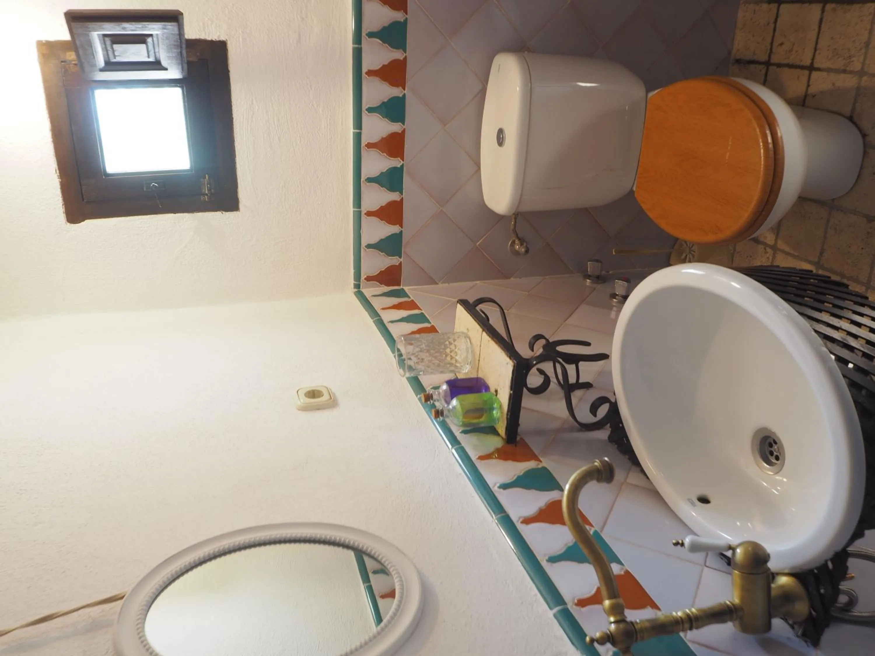 Toilet in Hotel Rural Alqueria de los lentos