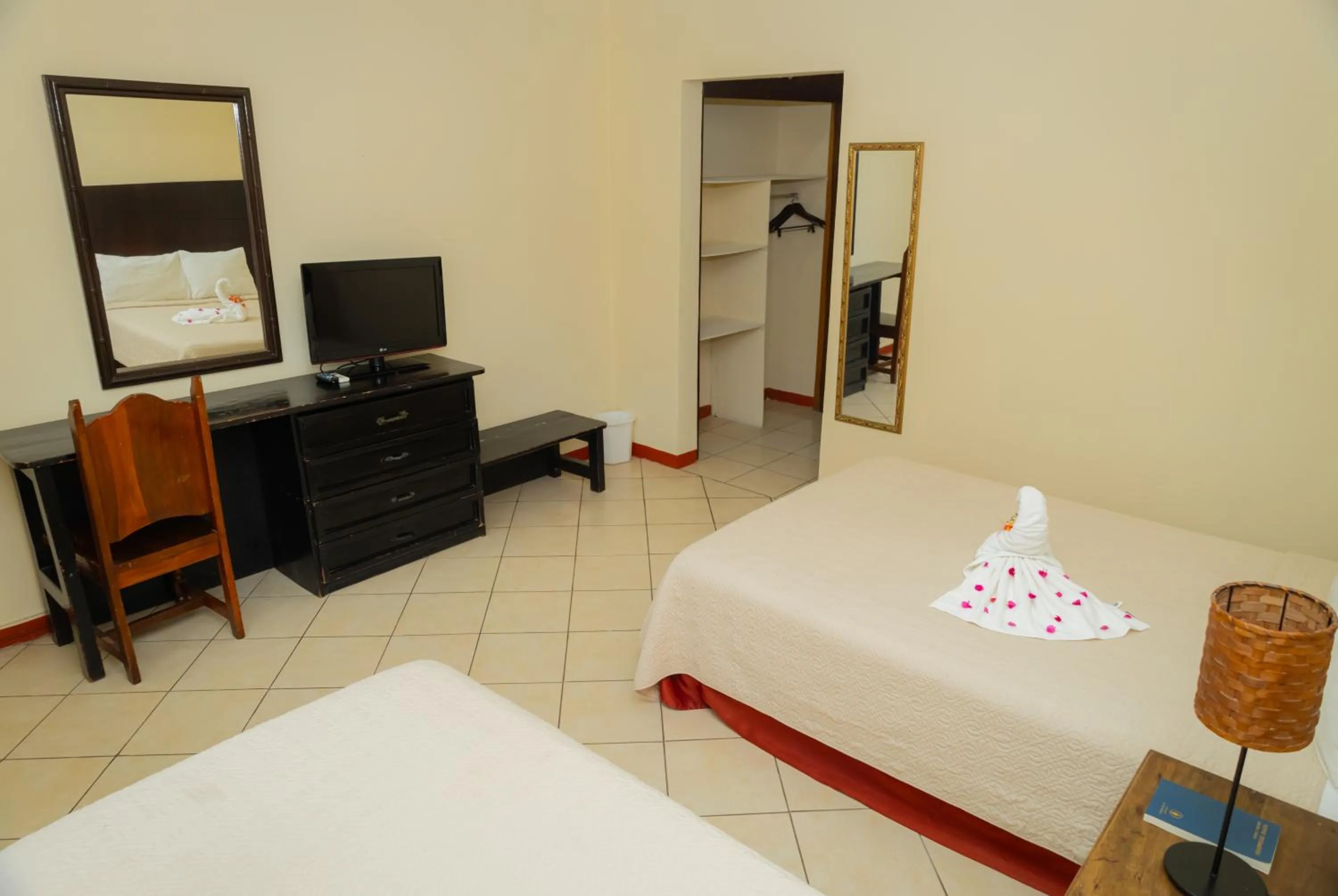 Bed in Hotel Las Espuelas, Bar & Restaurant