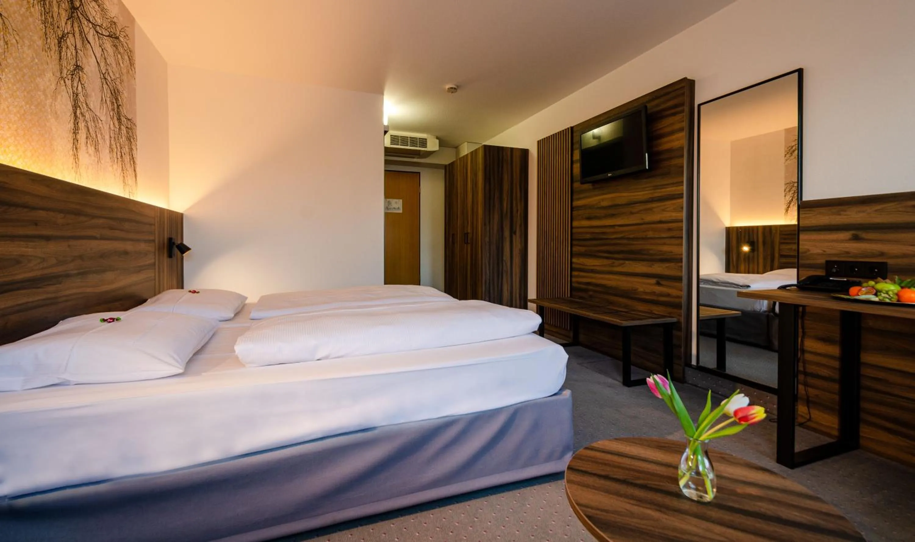 Photo of the whole room, Bed in City Hotel Fortuna Reutlingen