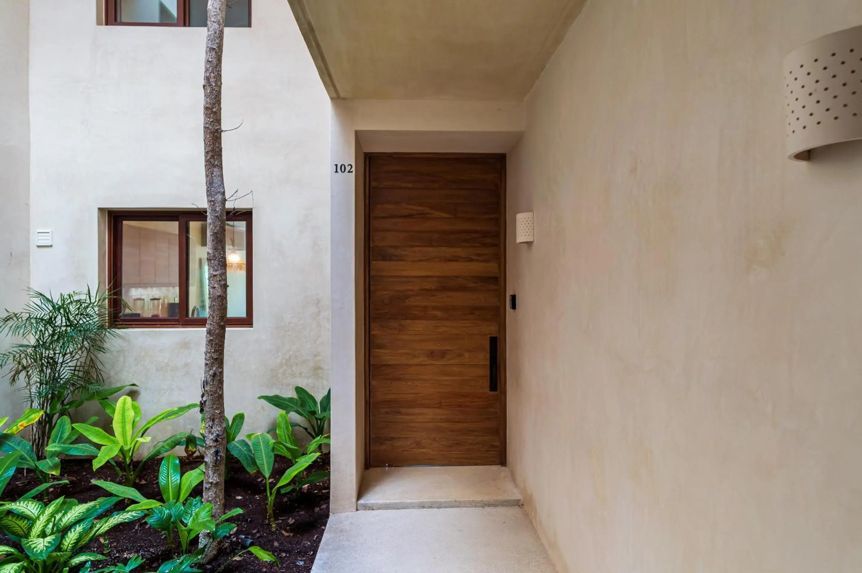 Facade/entrance in Casa Wahh