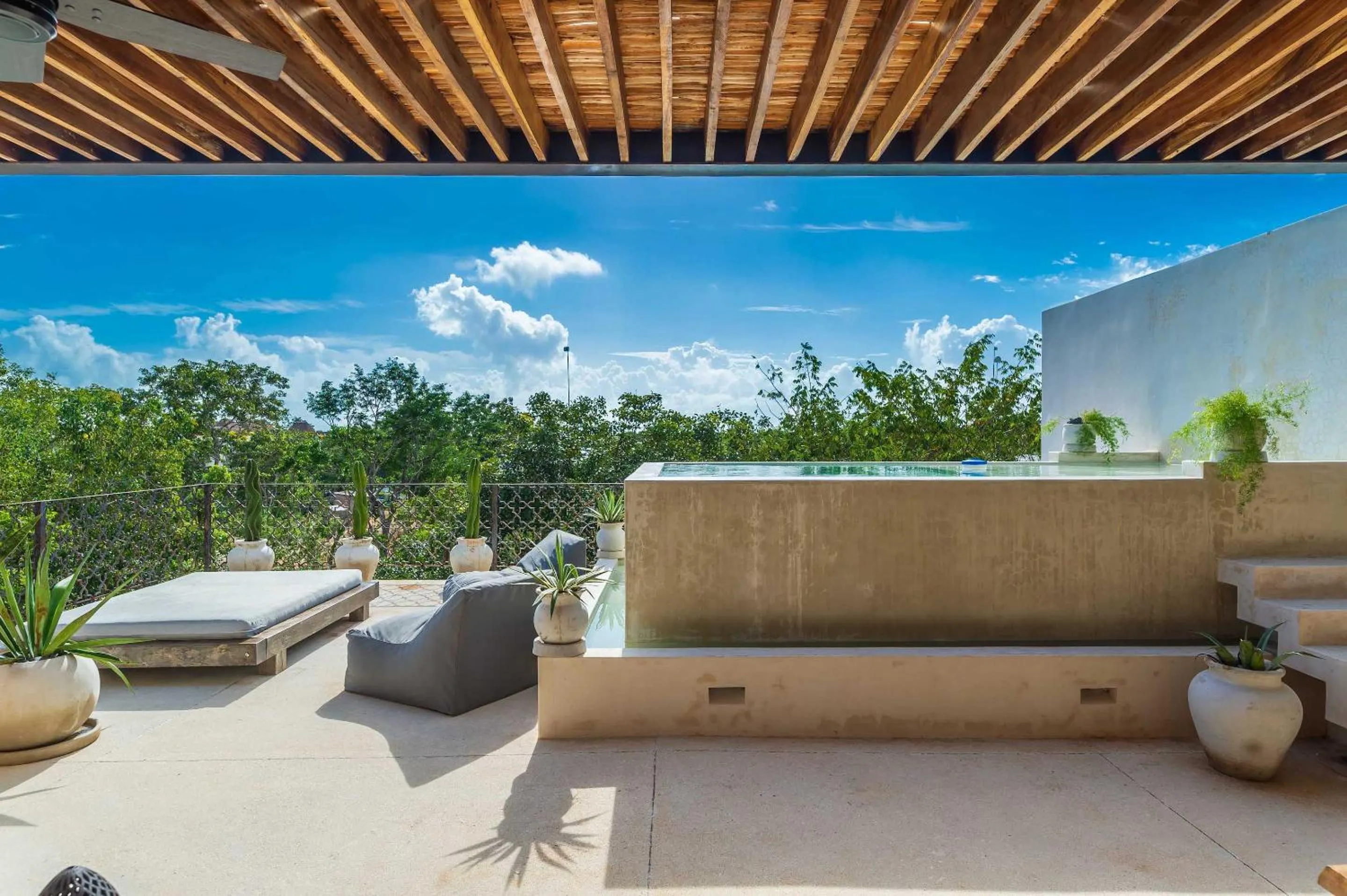 Swimming pool in Casa Wahh