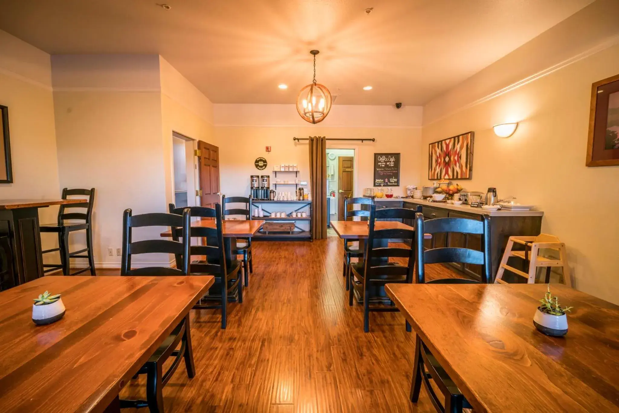 Breakfast in Pine Ridge Inn Breakfast in Pine Ridge Inn