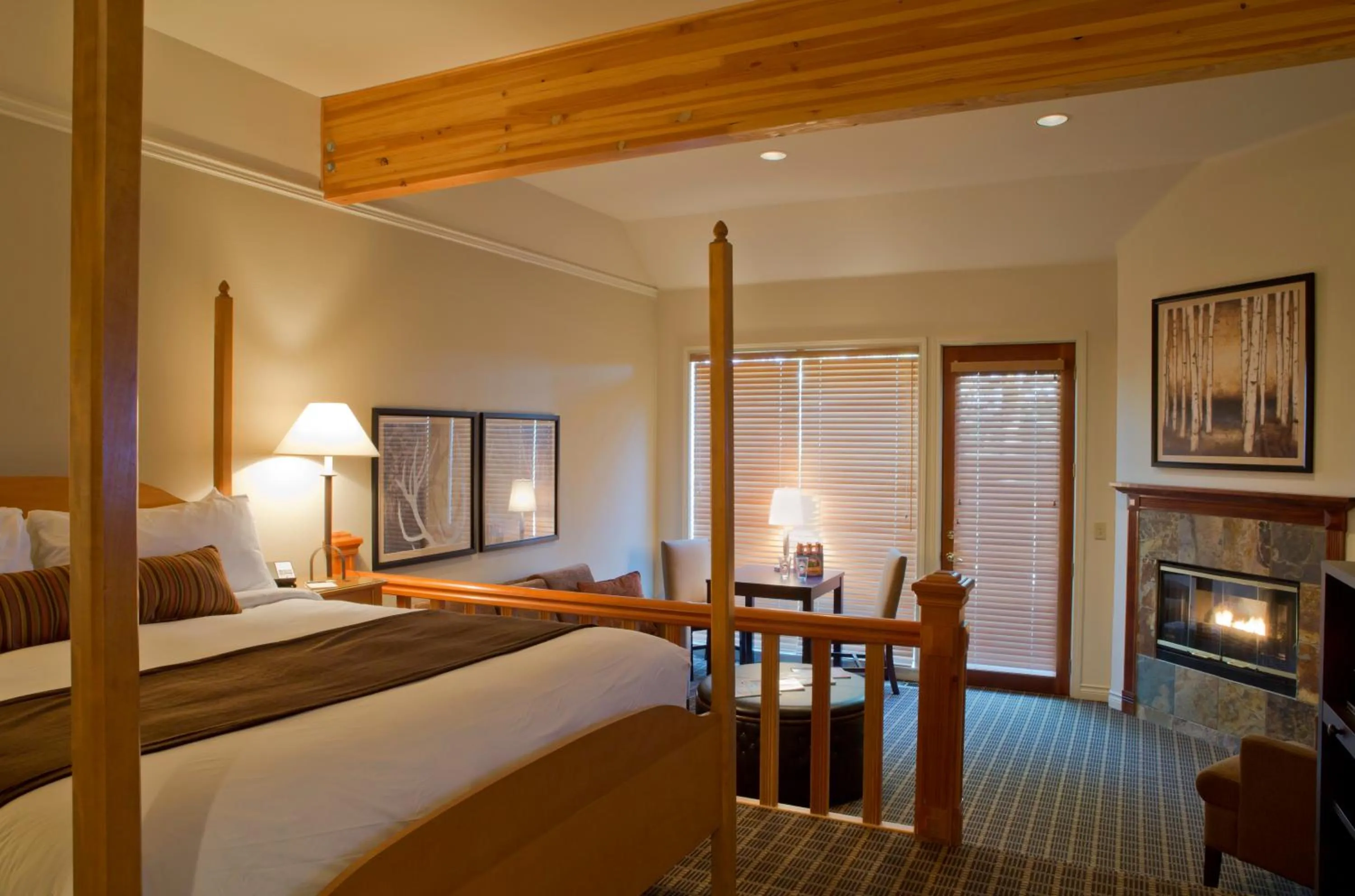 Photo of the whole room, Bed in Pine Ridge Inn