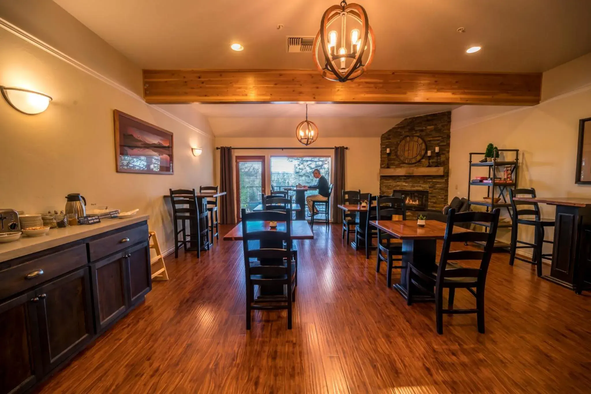 Breakfast in Pine Ridge Inn Breakfast in Pine Ridge Inn