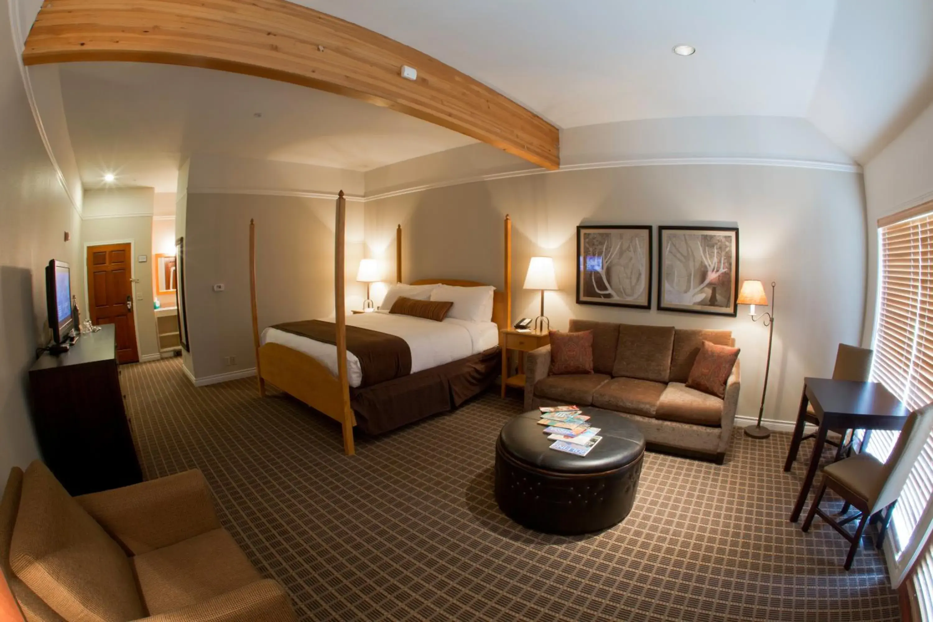 Photo of the whole room, Bed in Pine Ridge Inn Photo of the whole room, Bed in Pine Ridge Inn