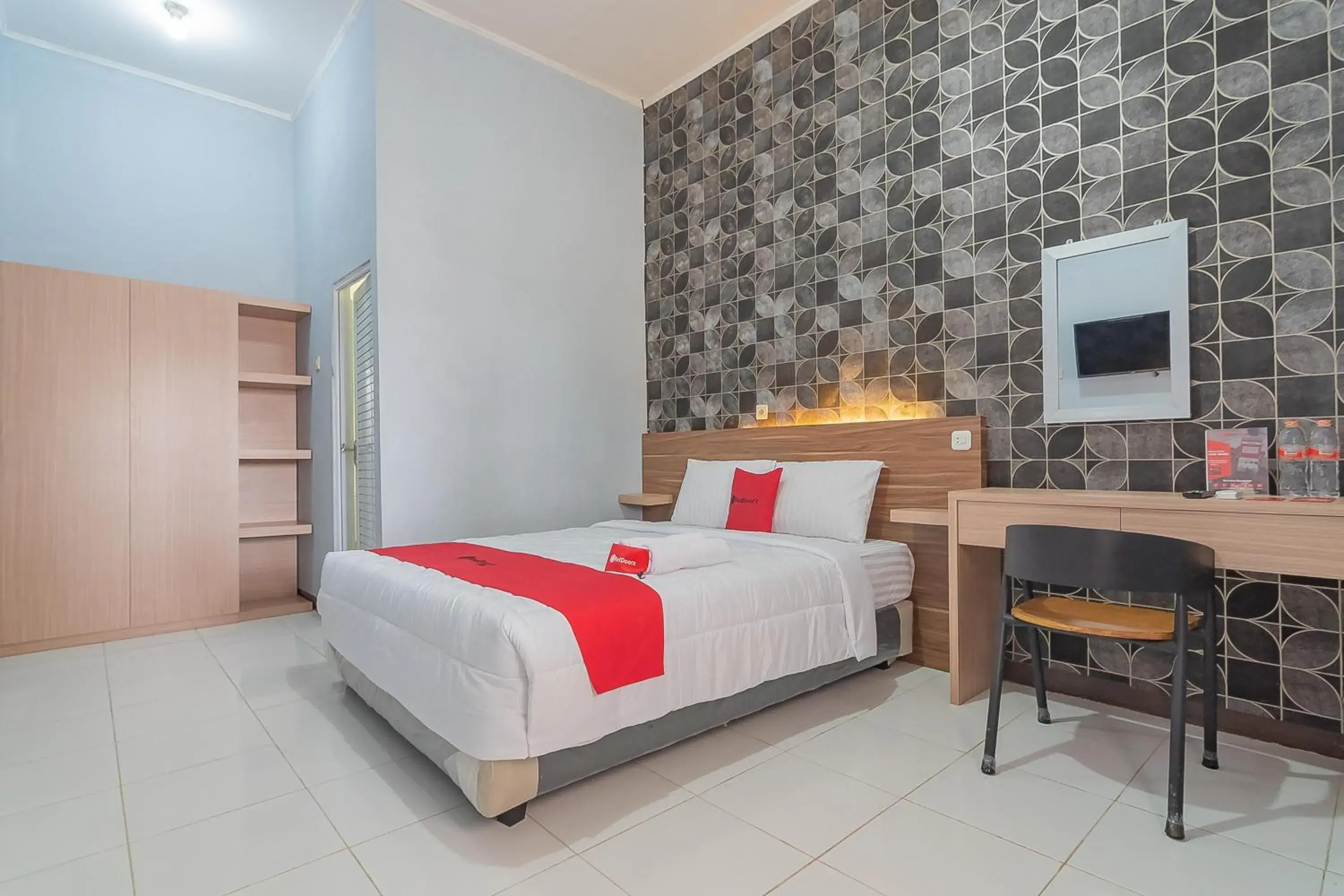Bed in RedDoorz near Alun-Alun Garut Bed in RedDoorz near Alun-Alun Garut