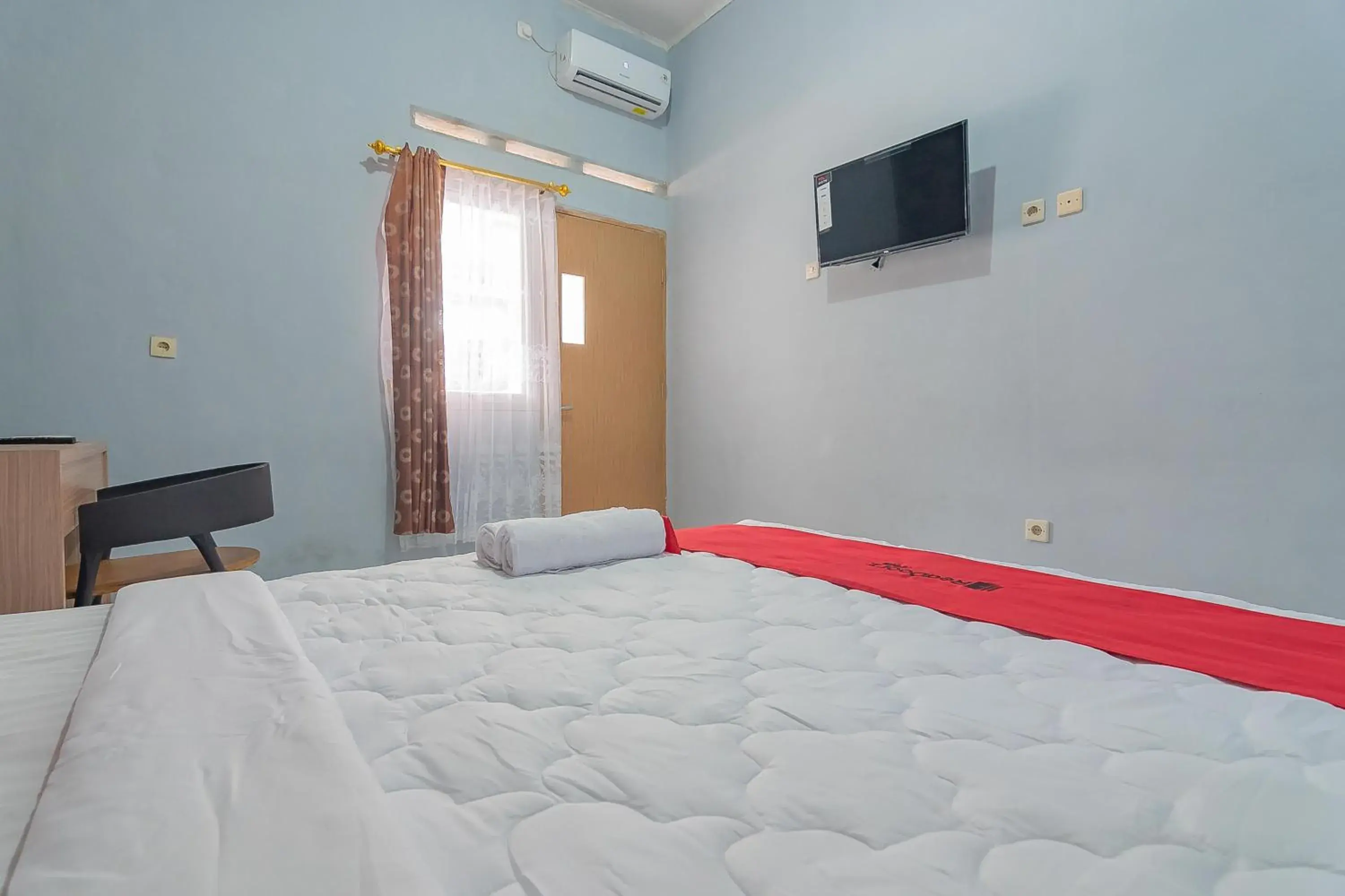 Bed in RedDoorz near Alun-Alun Garut Bed in RedDoorz near Alun-Alun Garut