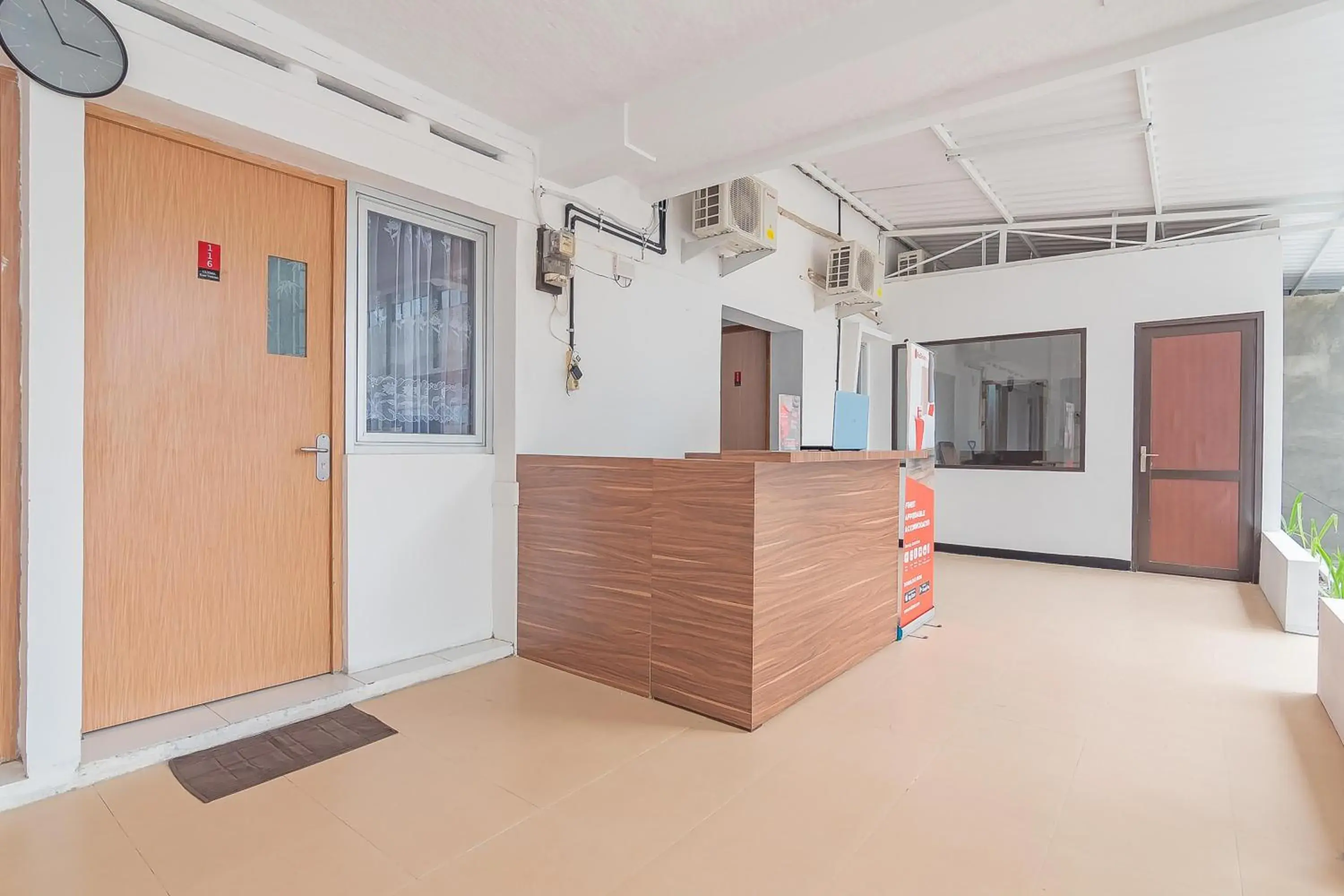 Facade/entrance in RedDoorz near Alun-Alun Garut Facade/entrance in RedDoorz near Alun-Alun Garut