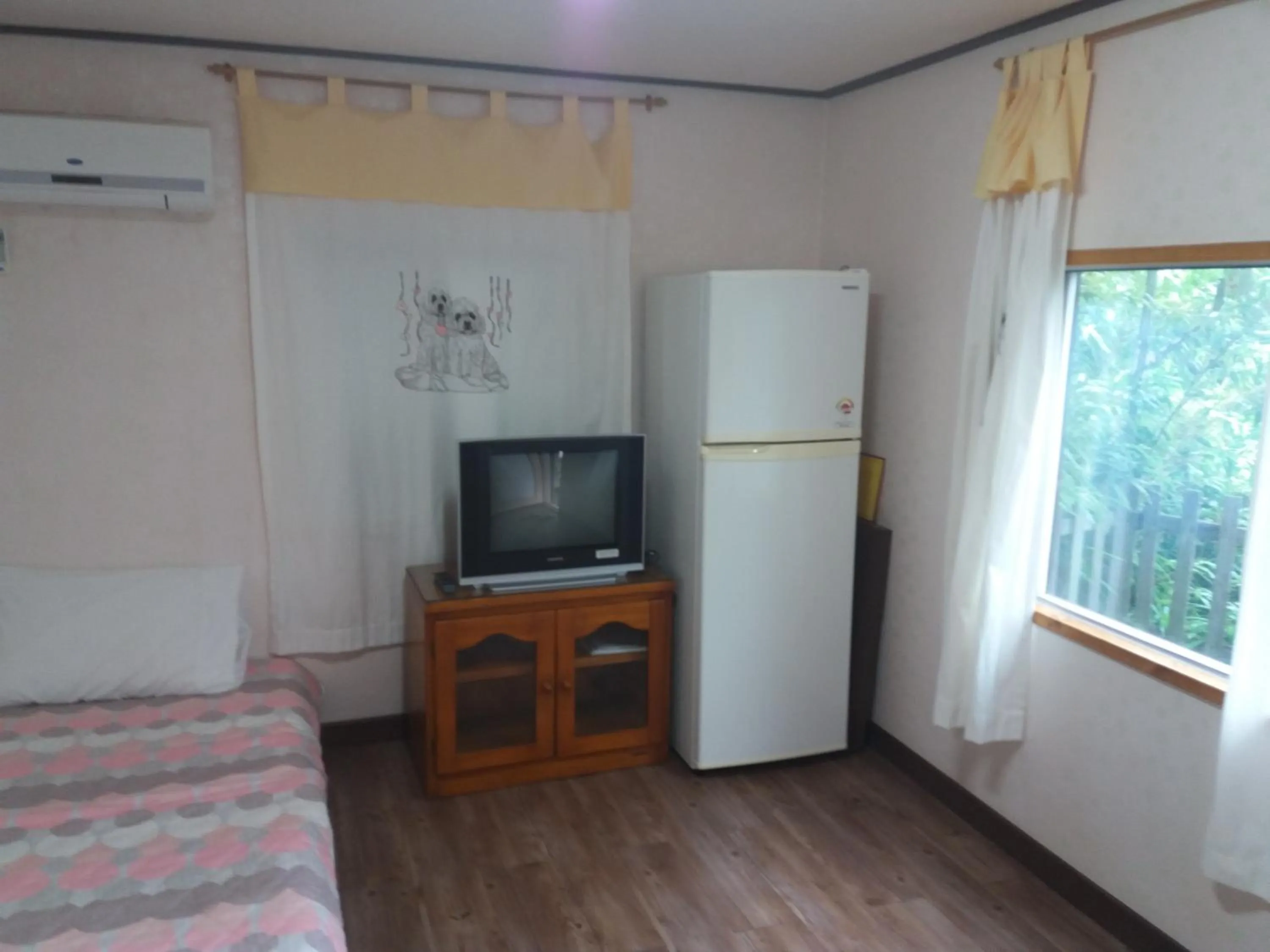 Communal lounge/ TV room in Dasanbang Pension